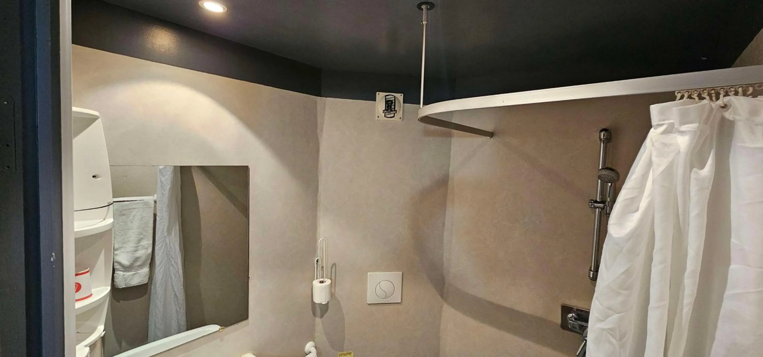 Bathroom in Brit Hotel Essentiel Albi Parc des Expos