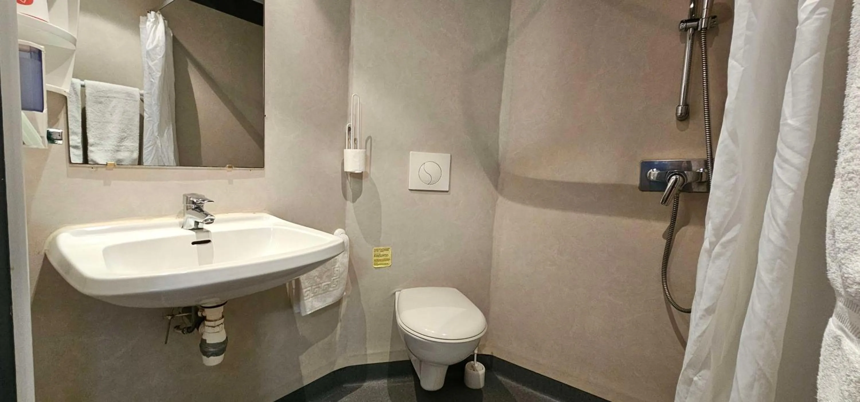 Bathroom in Brit Hotel Essentiel Albi Parc des Expos