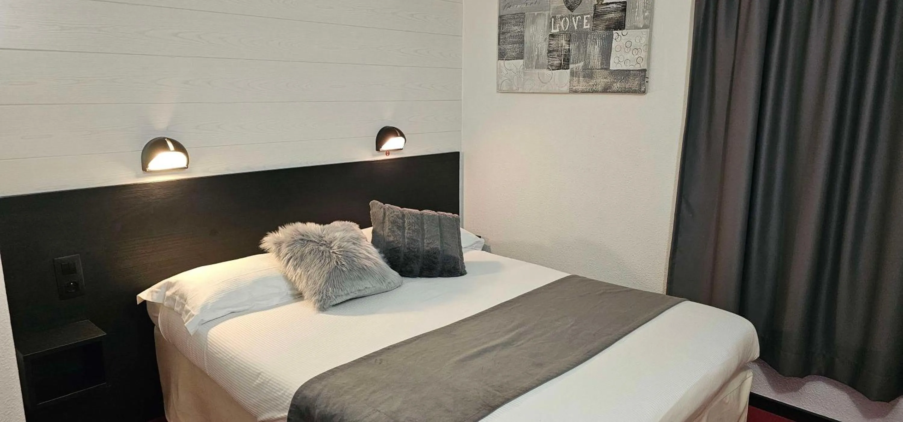 Bedroom, Bed in Brit Hotel Essentiel Albi Parc des Expos