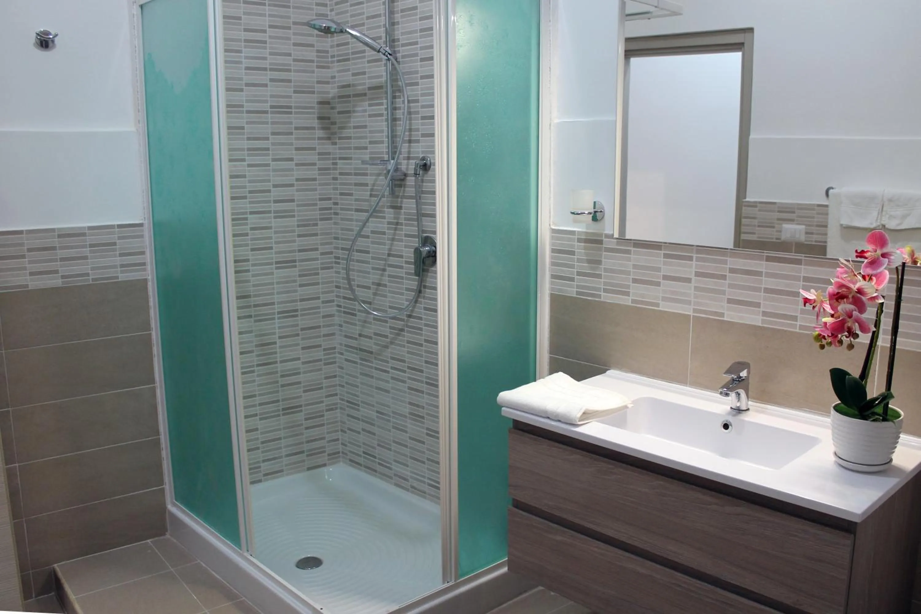 Shower in Le Mirage boutique II