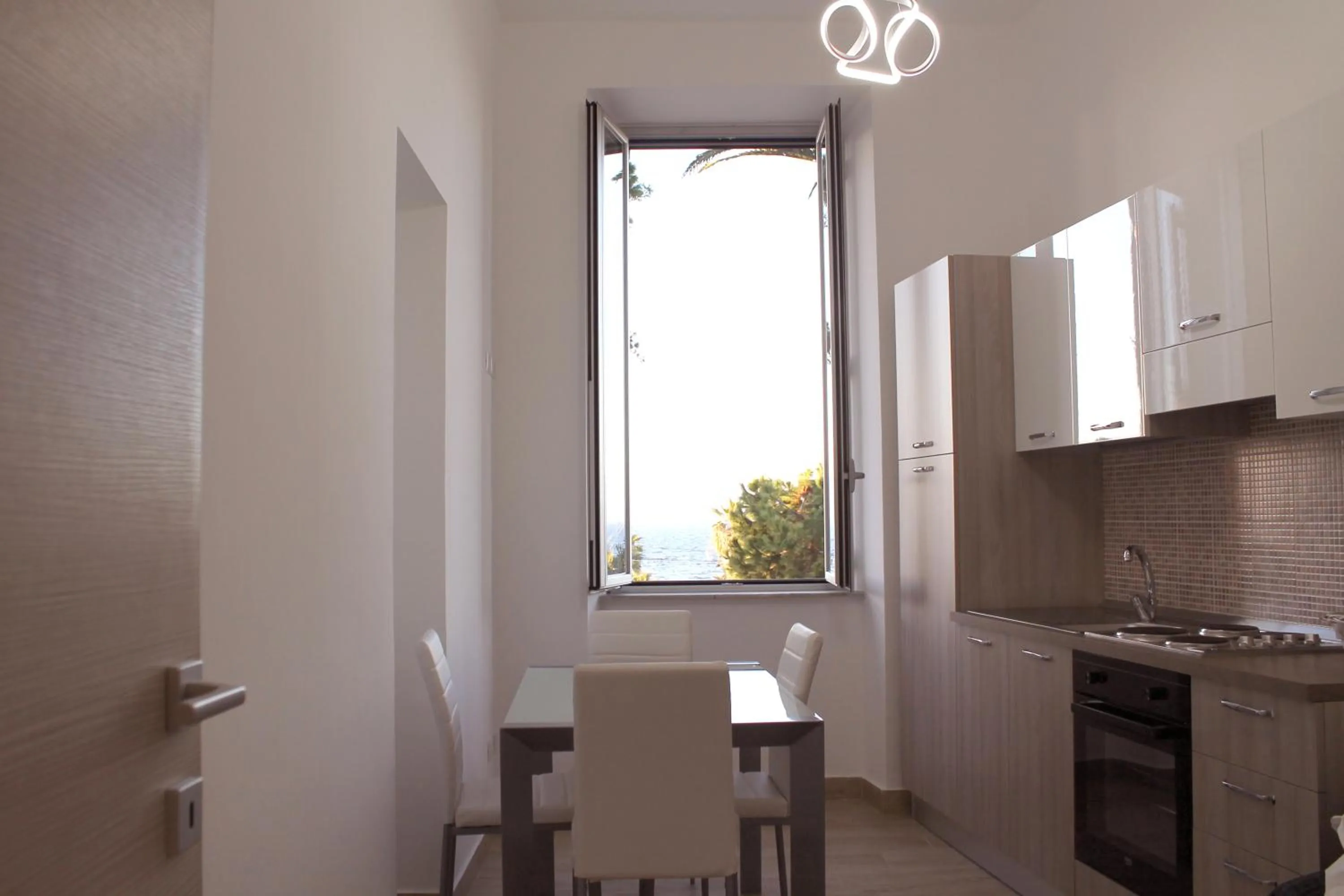 Restaurant/places to eat in Le Mirage boutique II