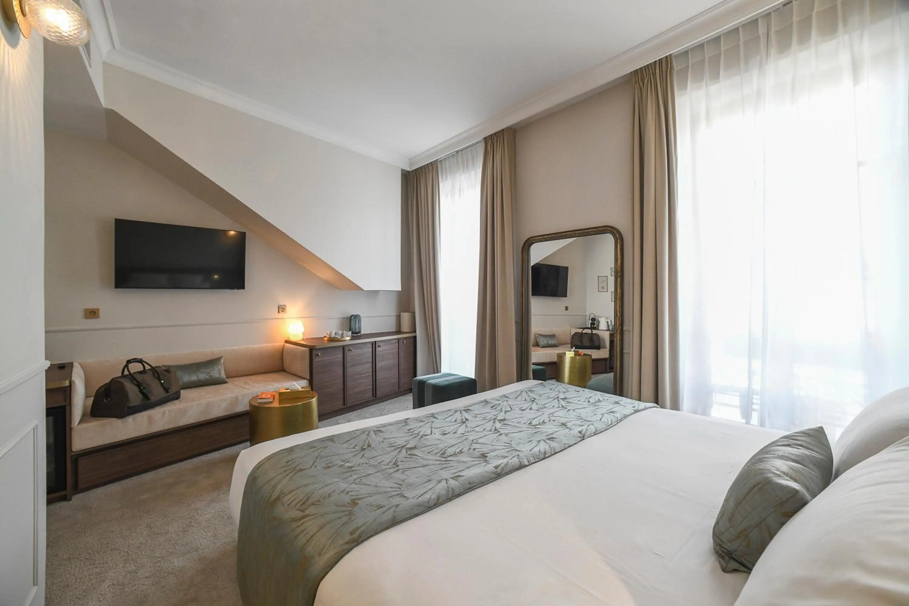 Bedroom, Bed in Grand Hôtel Du Parc - Teritoria