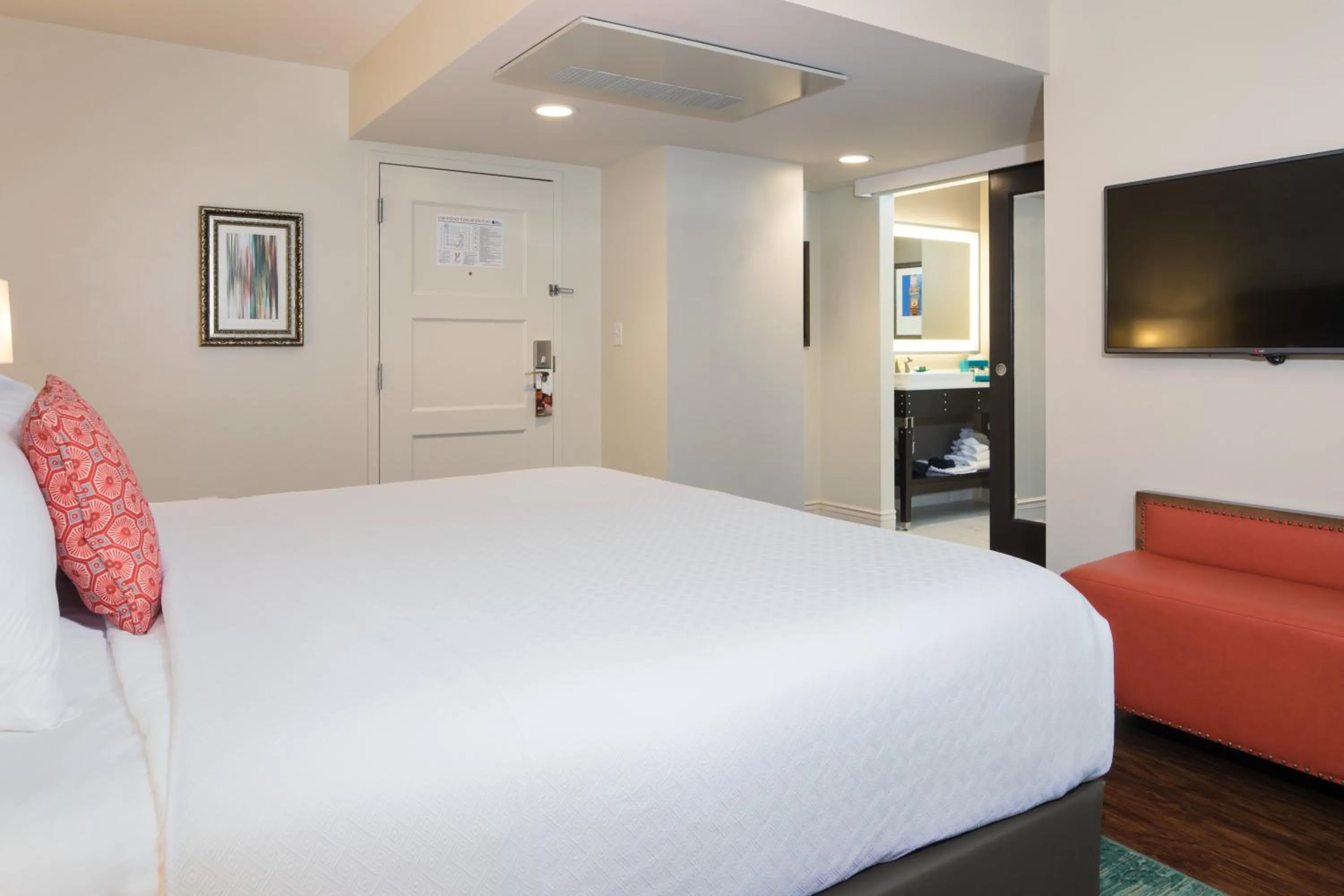 Photo of the whole room, Bed in Hotel Indigo Baltimore Downtown by IHG