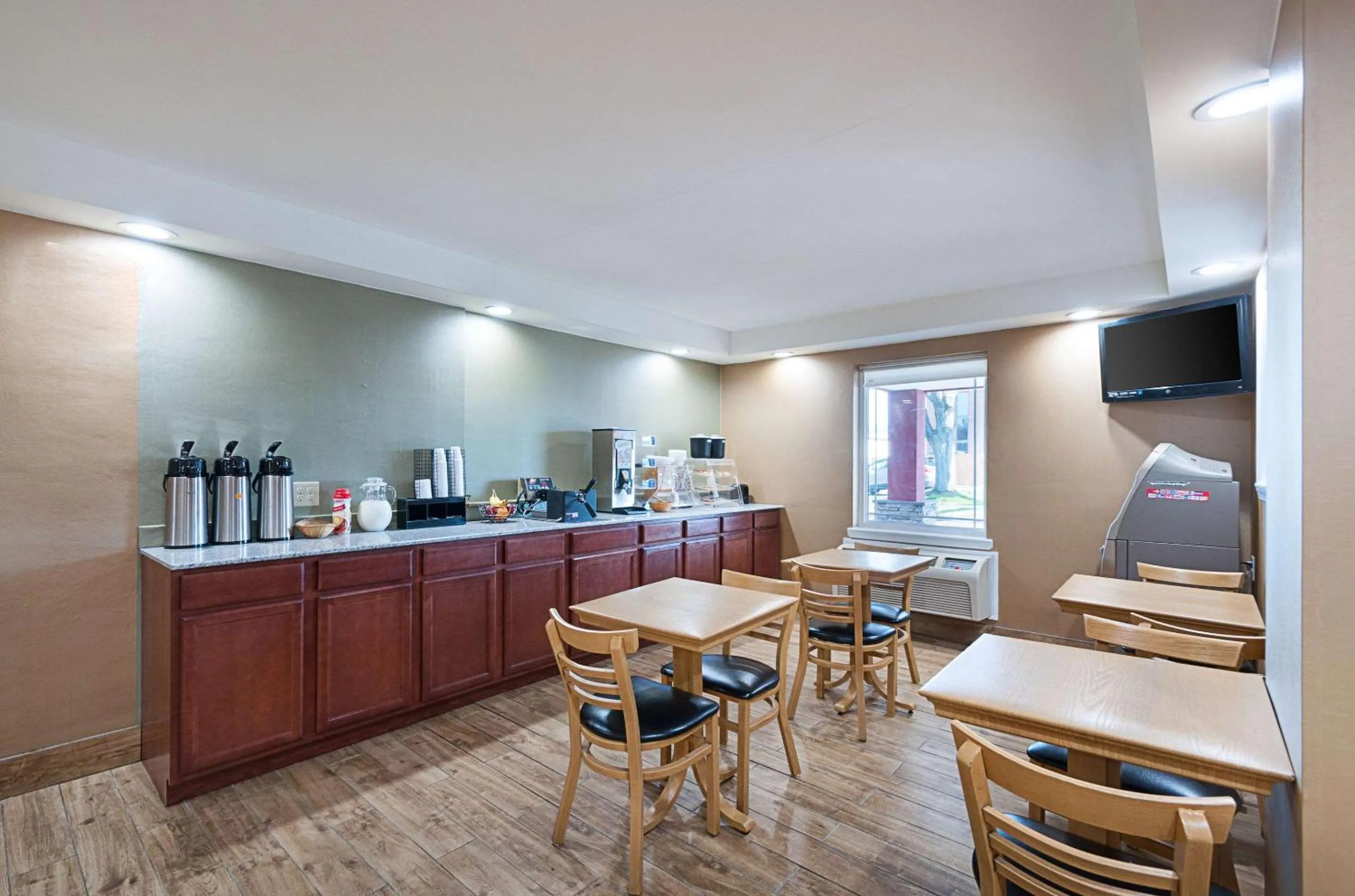 Restaurant/places to eat in Quality Inn Near Pimlico Racetrack