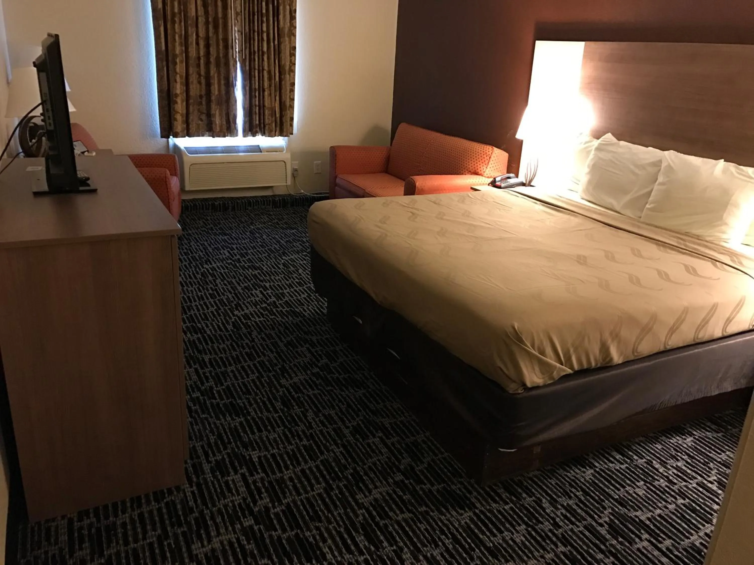 Bed in Quality Inn Near Pimlico Racetrack