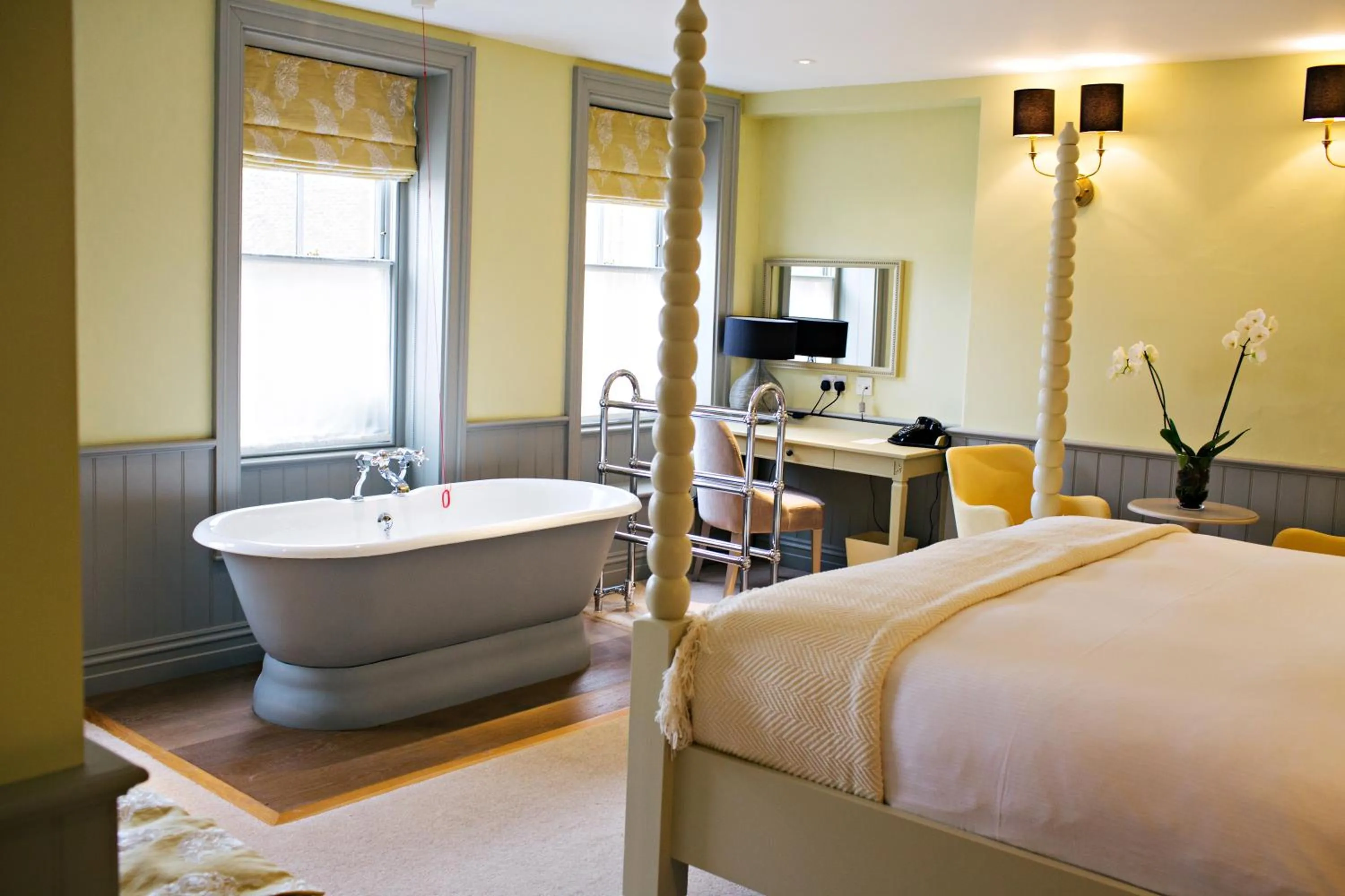 Photo of the whole room, Bed in Houndgate Townhouse