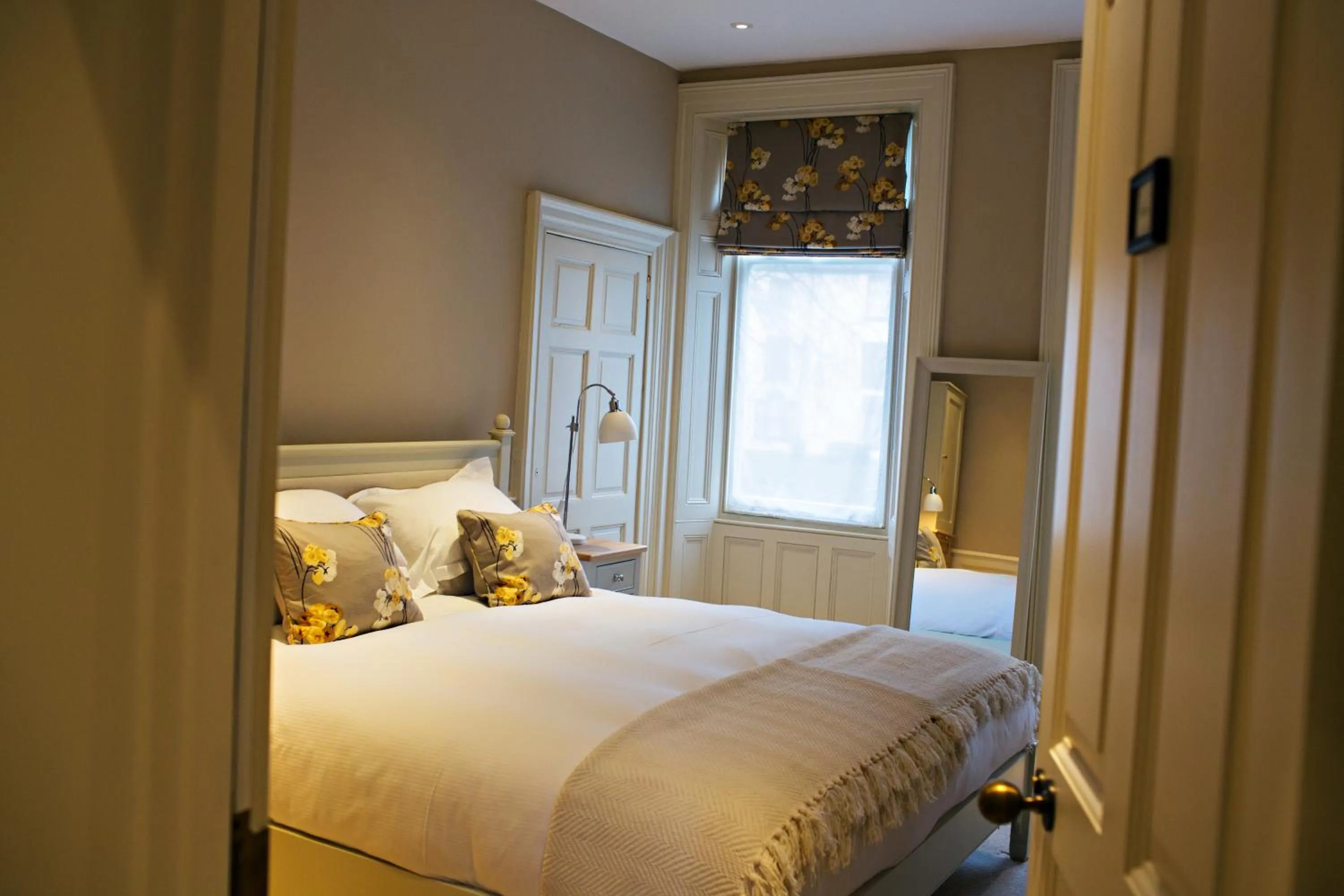 Photo of the whole room, Bed in Houndgate Townhouse