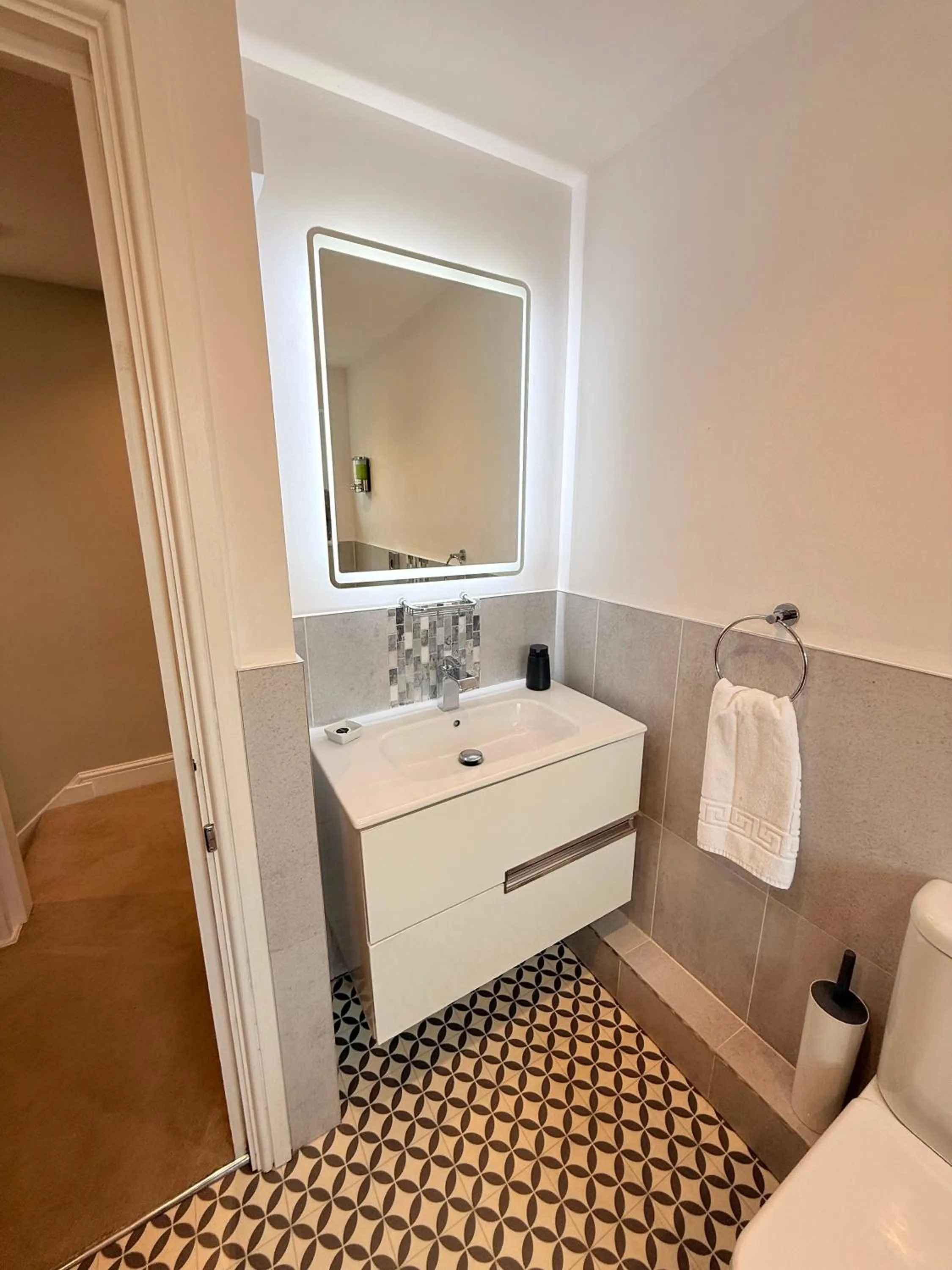 Bathroom in Margate Duplex with Private Terrace Air Conditioning The Duplex