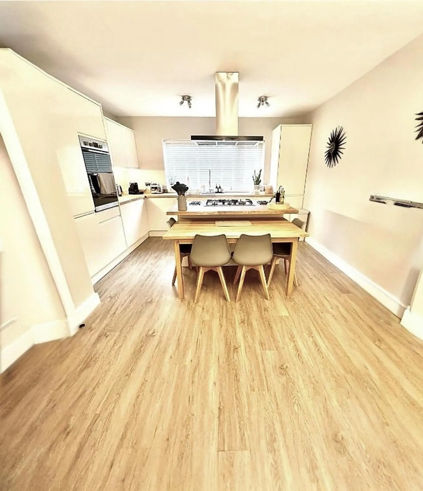 Kitchen or kitchenette in Margate Duplex with Private Terrace Air Conditioning The Duplex