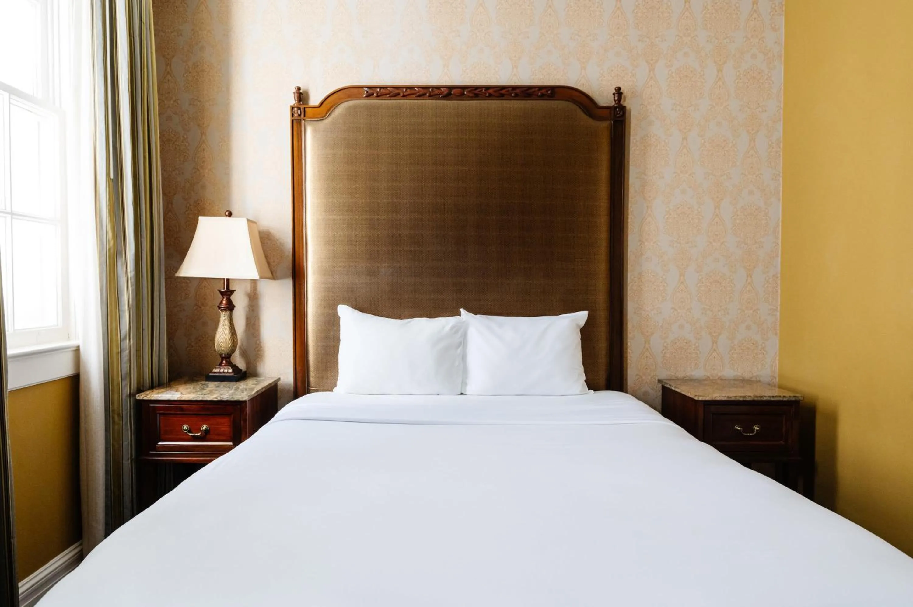 Property building, Bed in The Lafayette New Orleans By Kasa Living