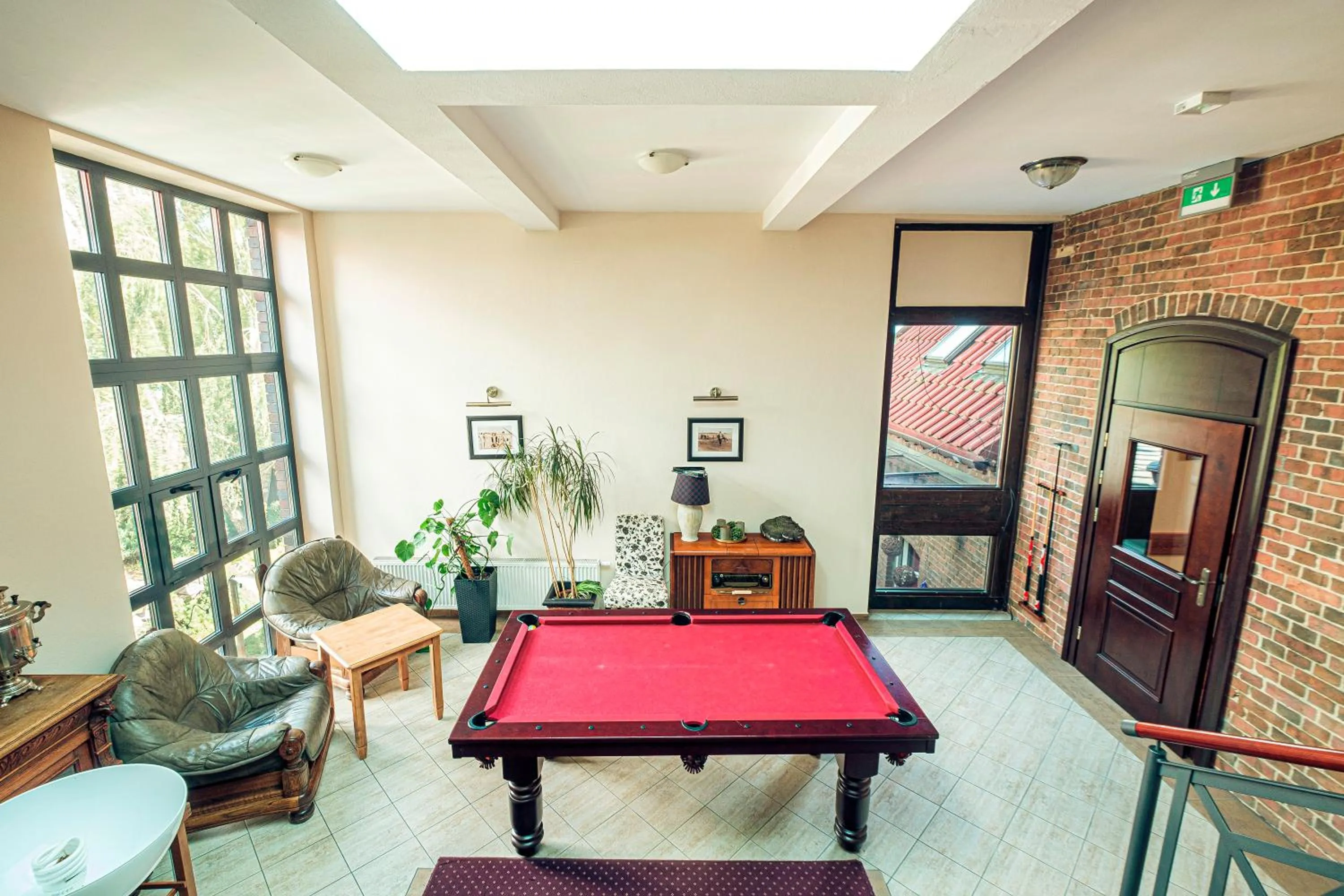 Communal lounge/ TV room in Stara Szkoła Boutique Hotel