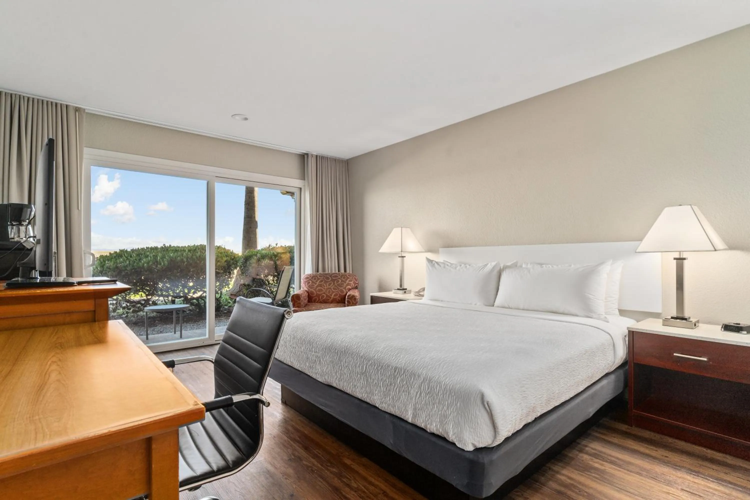 Bed in Vagabond Inn Executive SFO