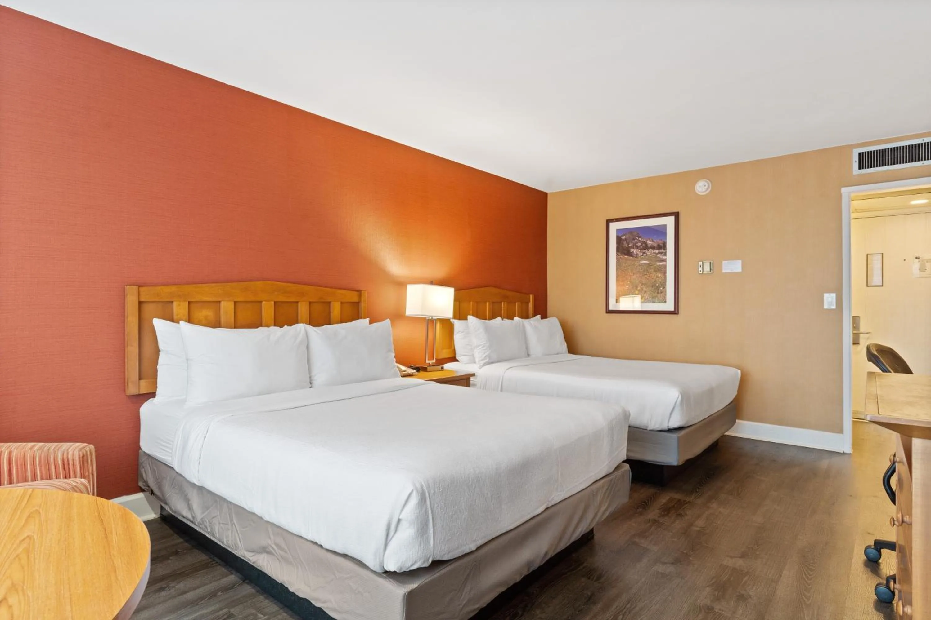 Bed in Vagabond Inn Executive SFO