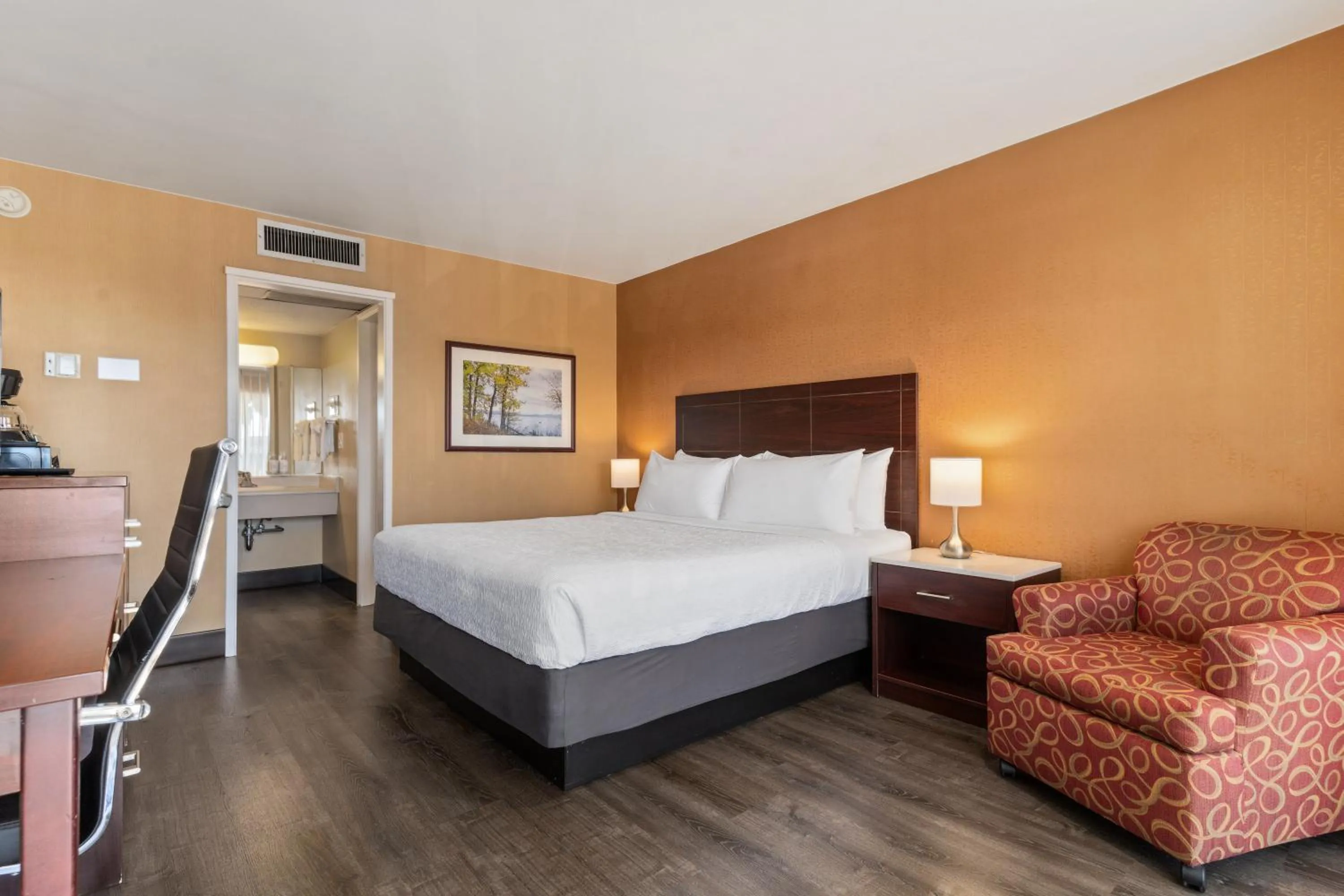 Bed in Vagabond Inn Executive SFO