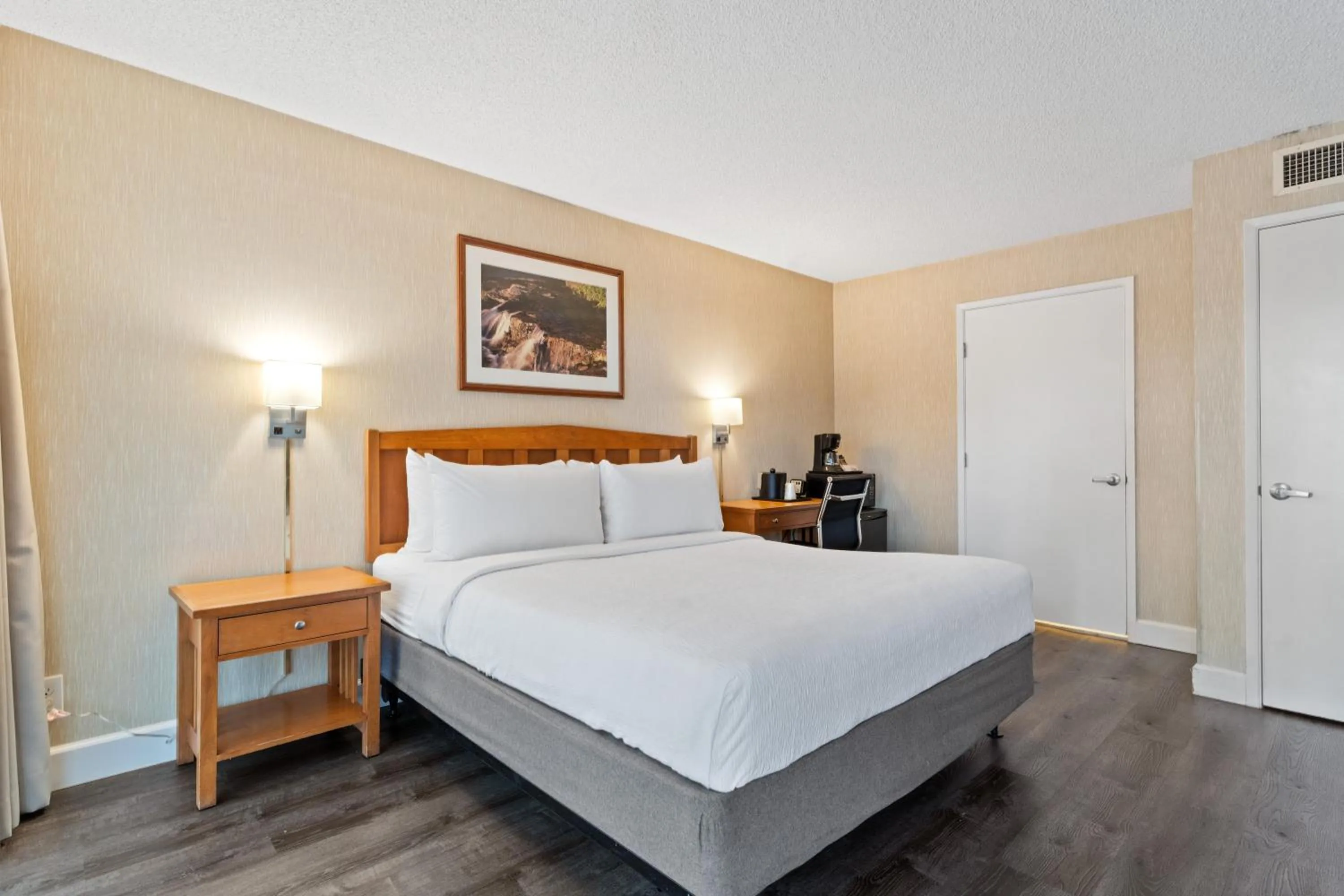 Bed in Vagabond Inn Executive SFO