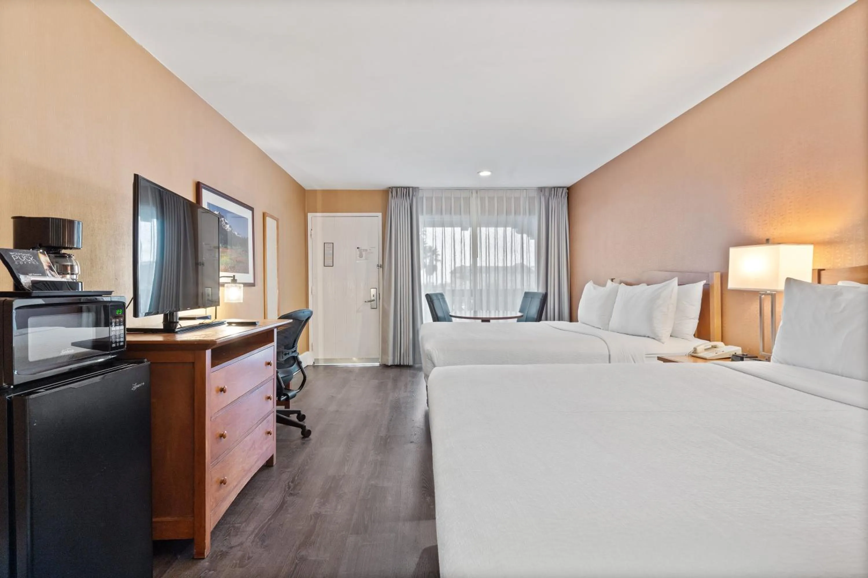 Bed in Vagabond Inn Executive SFO