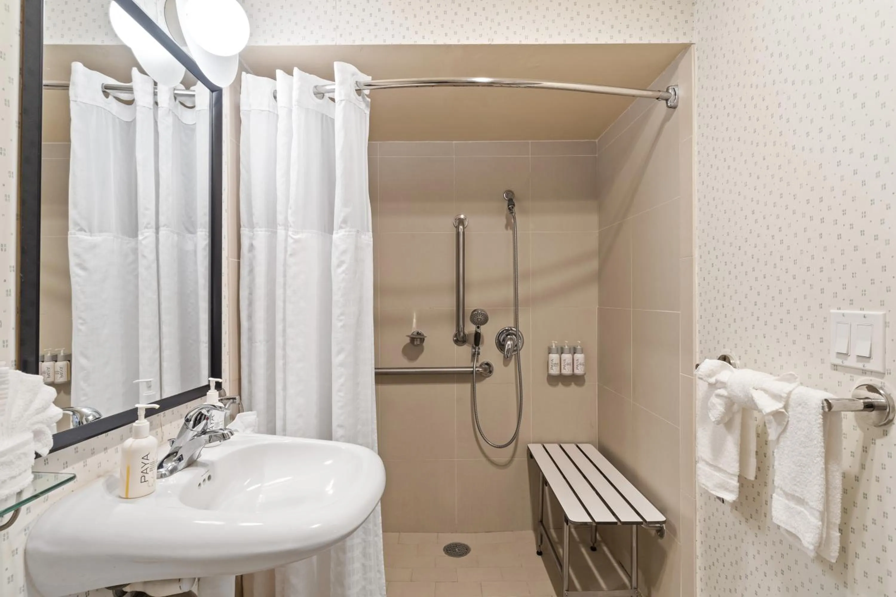 Shower in Vagabond Inn Executive SFO