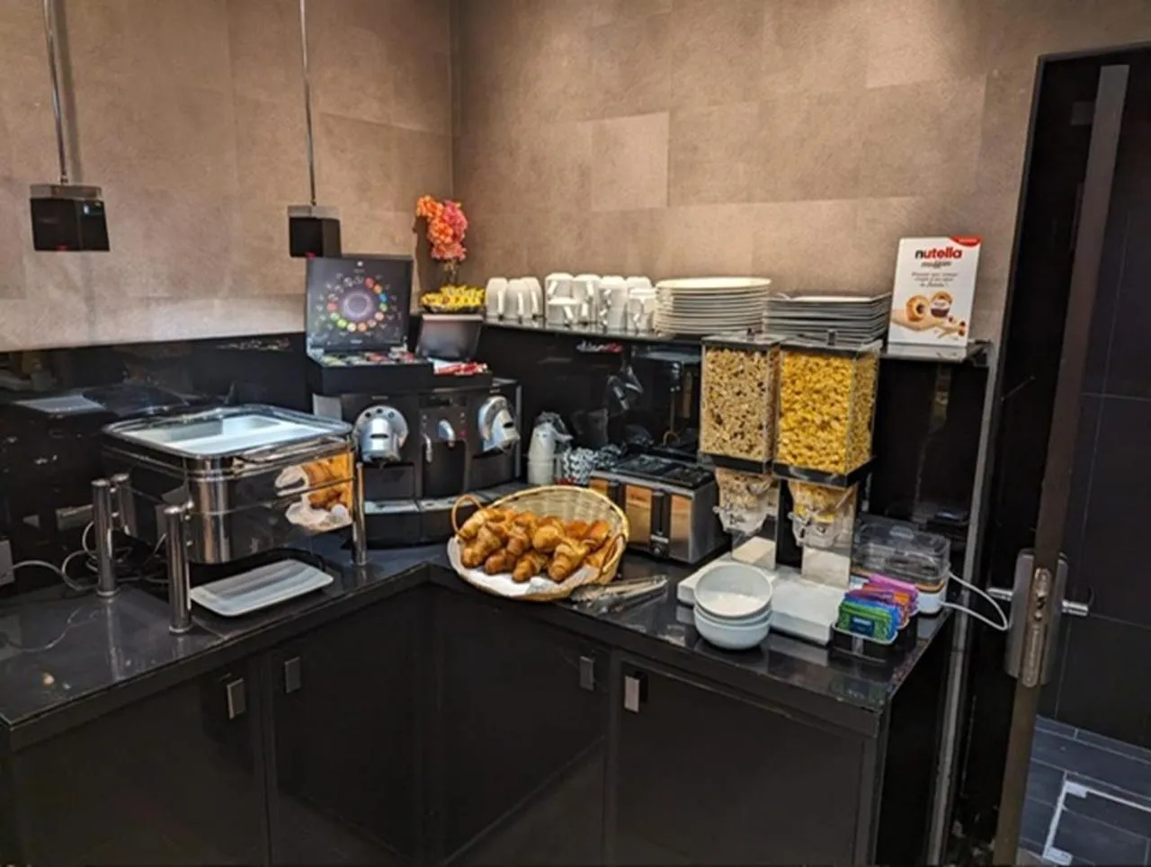 Breakfast in L'Adresse