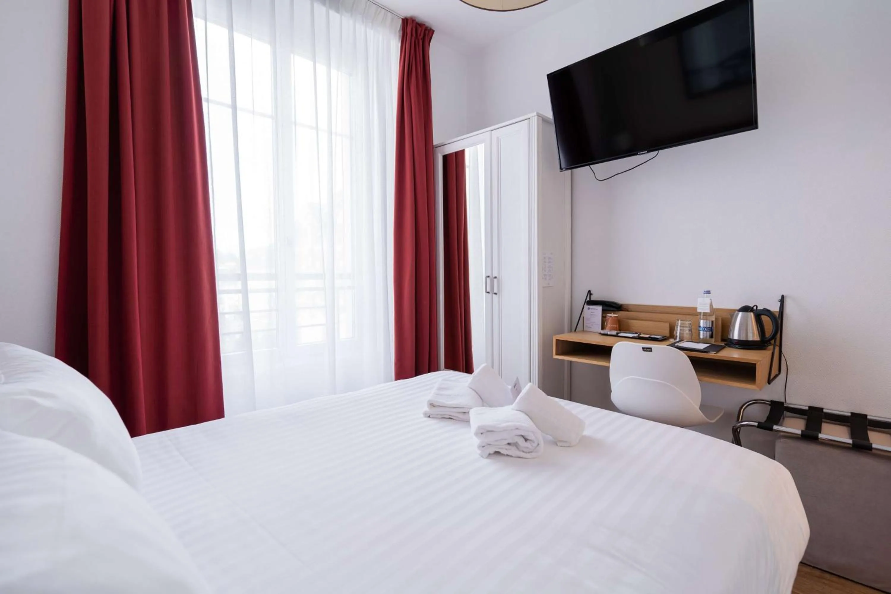 Bedroom, Bed in Best Western Hotel De La Plage Saint Marc sur Mer