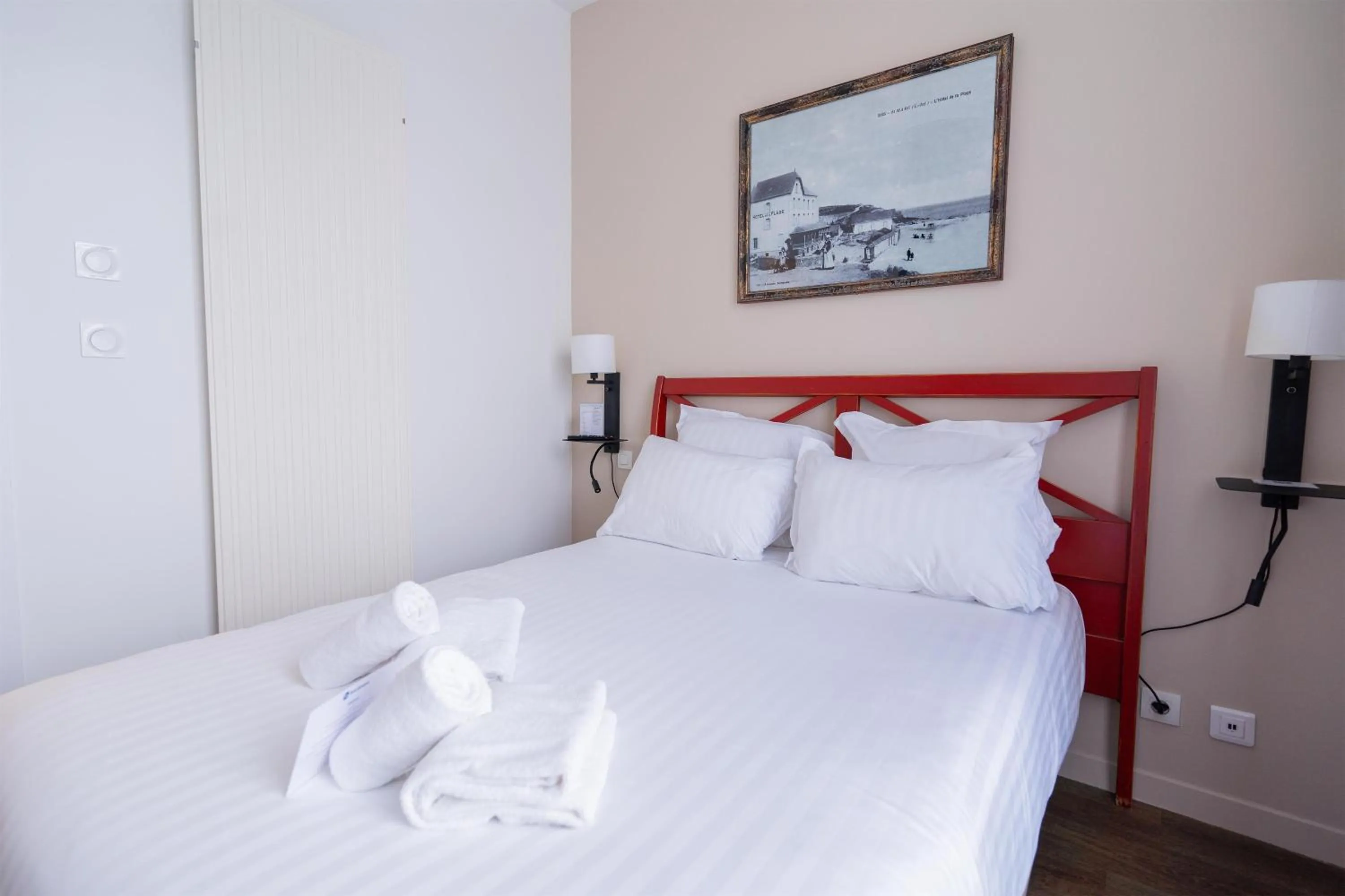 Bedroom, Bed in Best Western Hotel De La Plage Saint Marc sur Mer