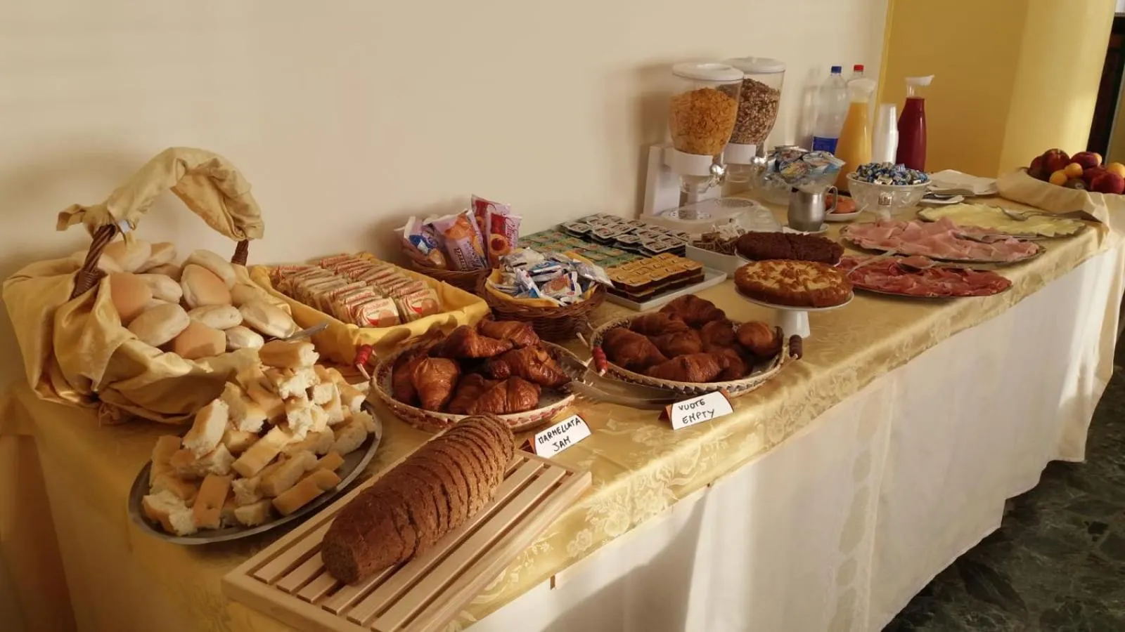 Food and drinks in Hotel Robinia