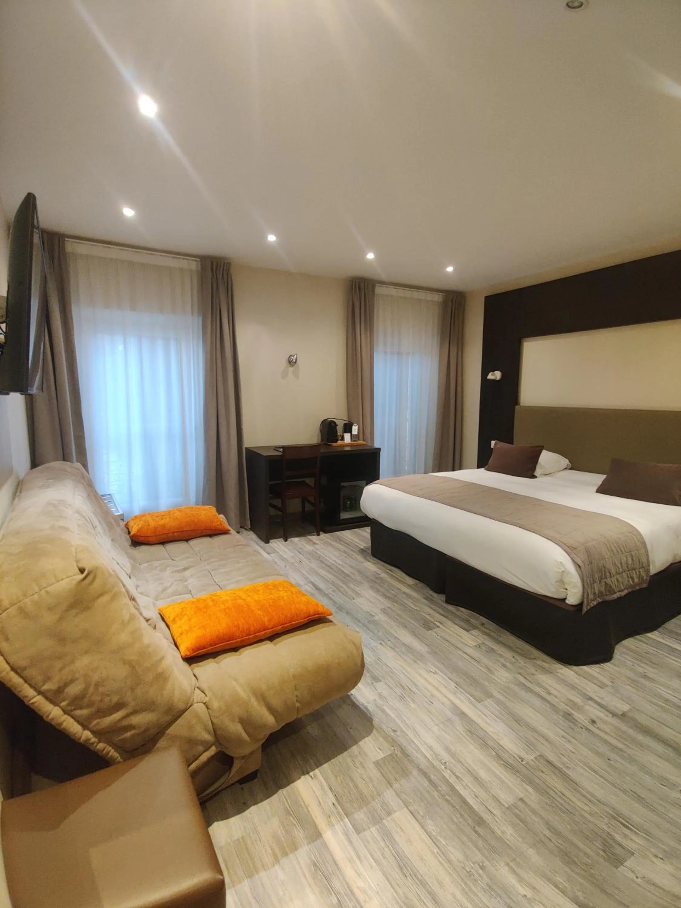 Bedroom, Bed in Hôtel Spa Les Alpes