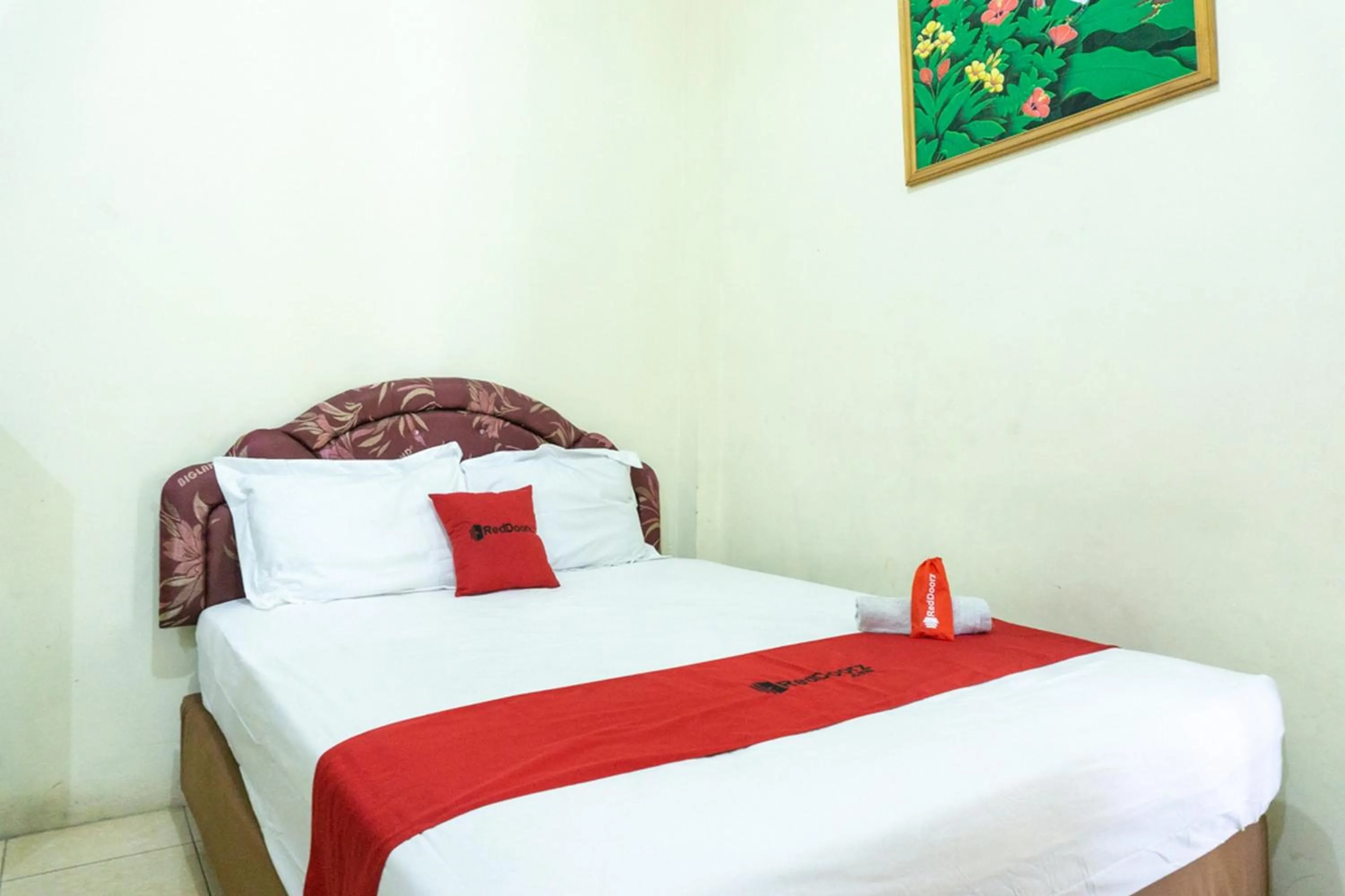 Bed in RedDoorz @ Gatot Subroto Ende