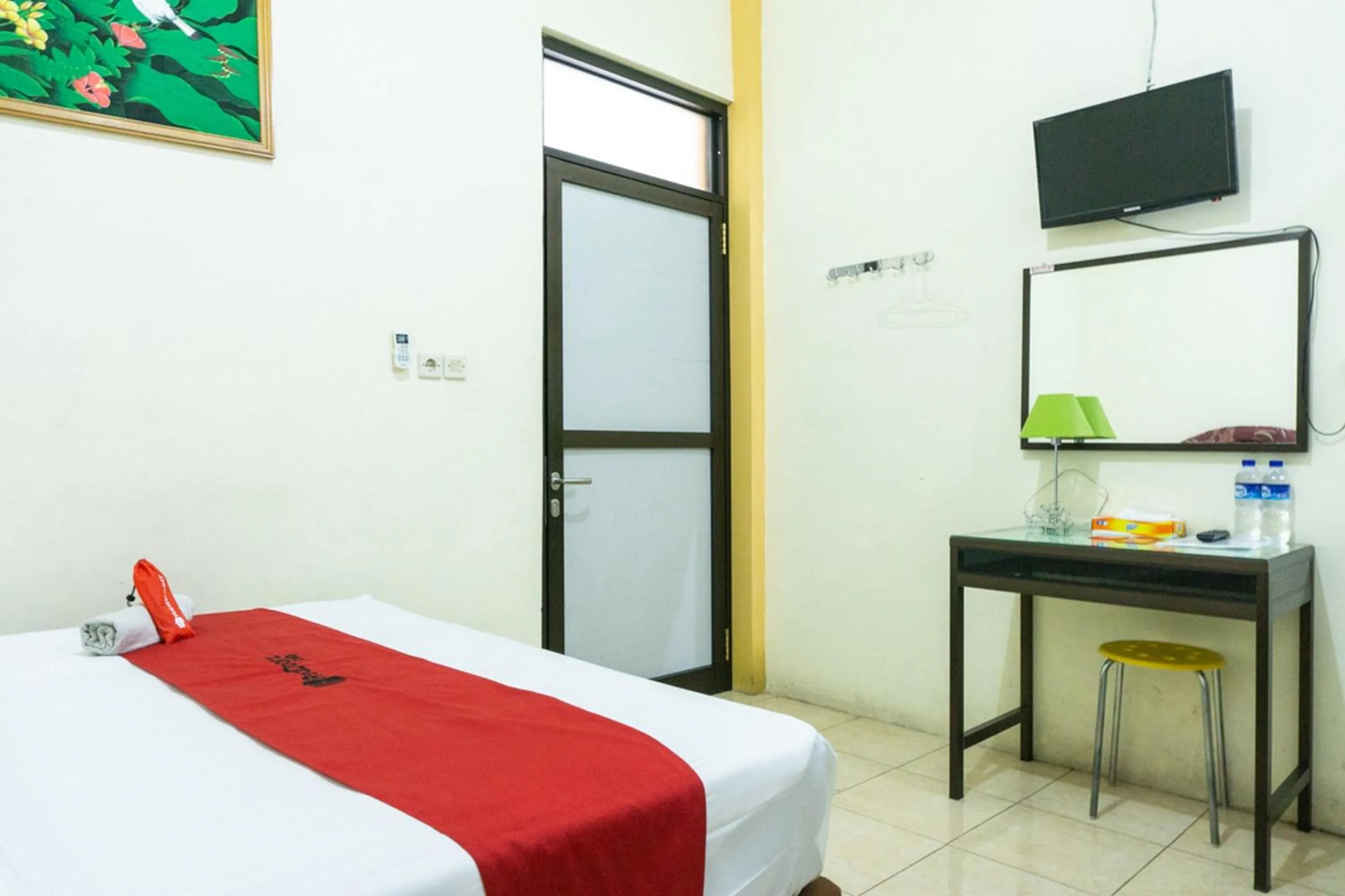 Bed in RedDoorz @ Gatot Subroto Ende