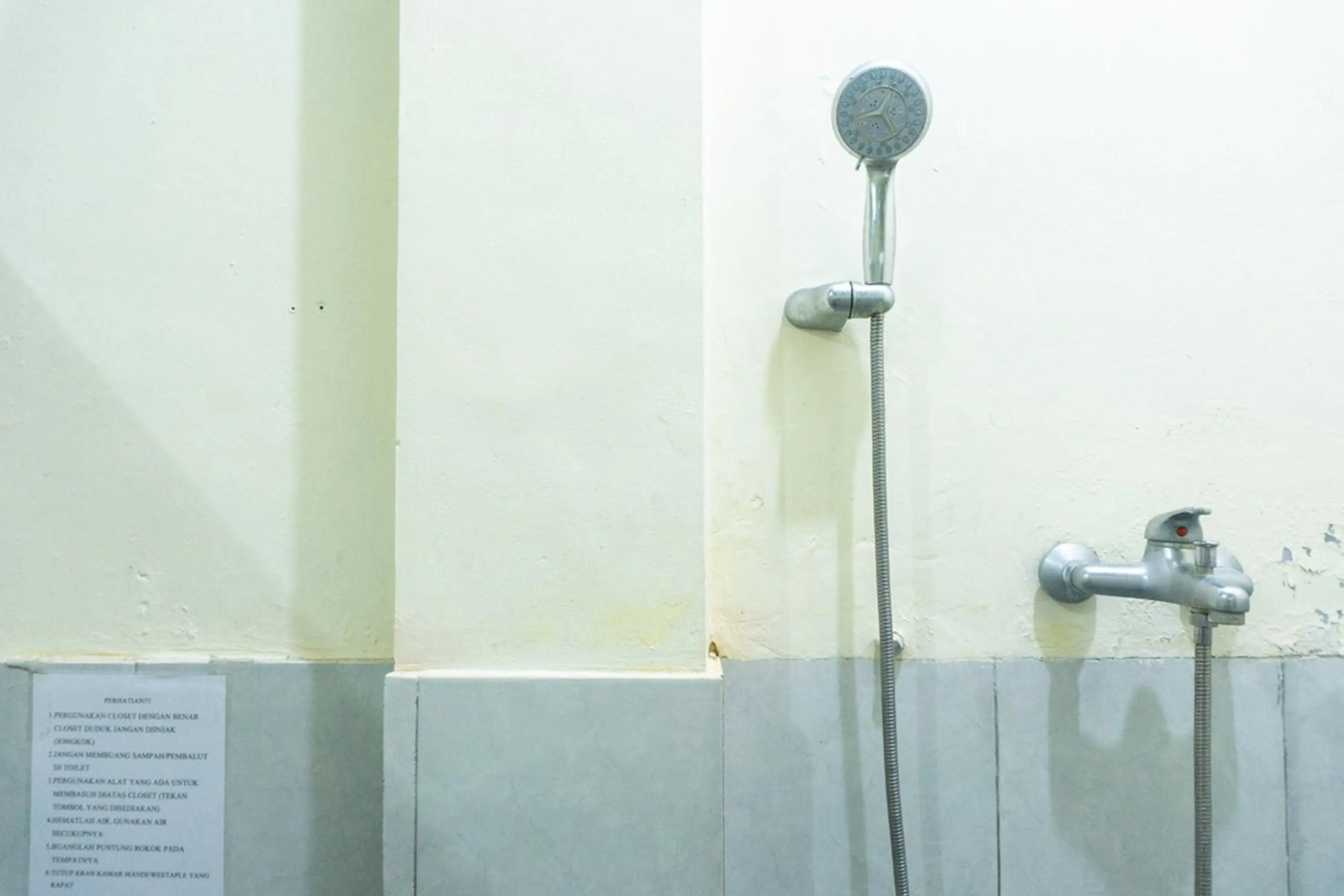 Bathroom in RedDoorz @ Gatot Subroto Ende