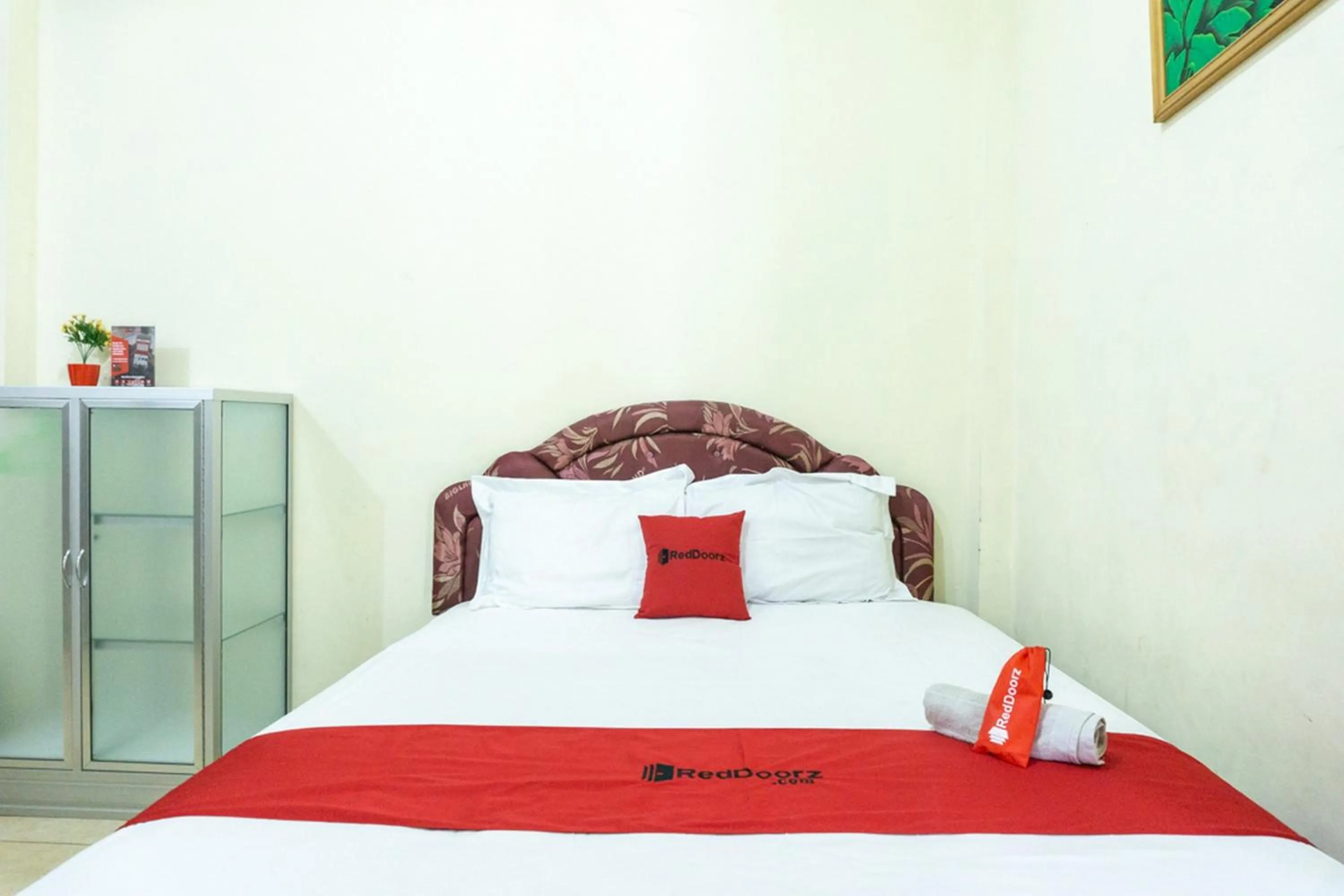 Bed in RedDoorz @ Gatot Subroto Ende