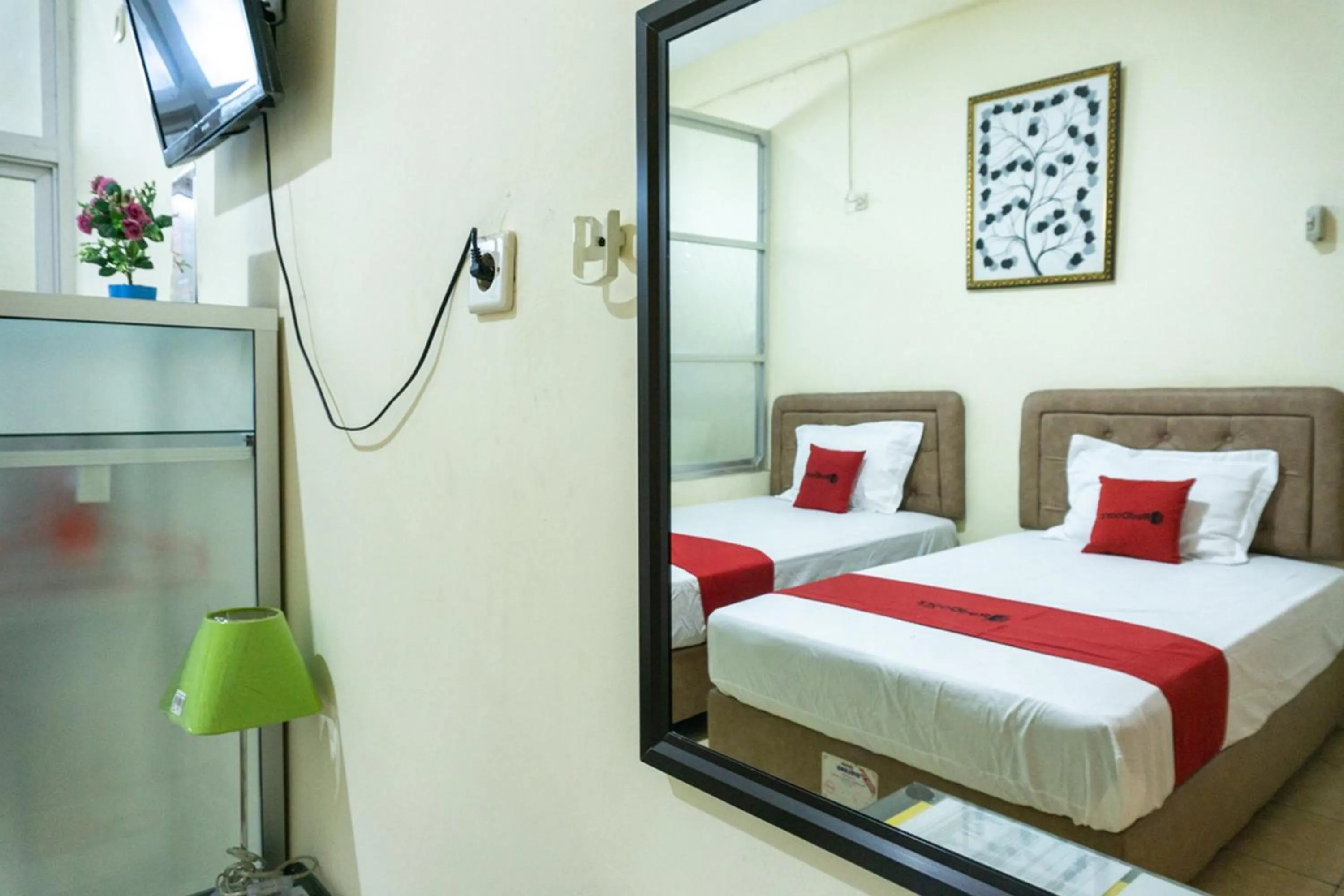 Bedroom, Bed in RedDoorz near H. Hasan Aroeboesman Airport