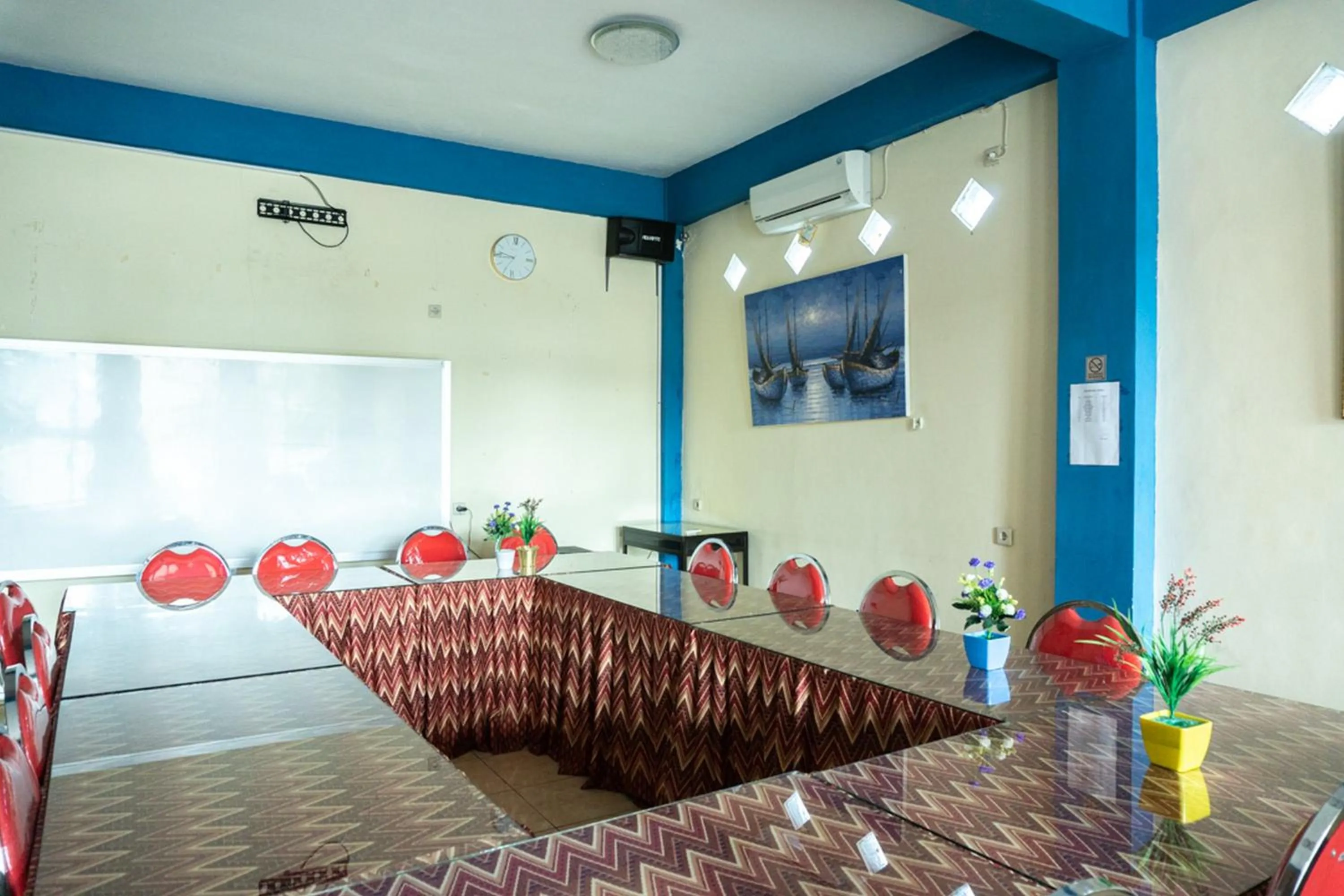 Meeting/conference room in RedDoorz near H. Hasan Aroeboesman Airport