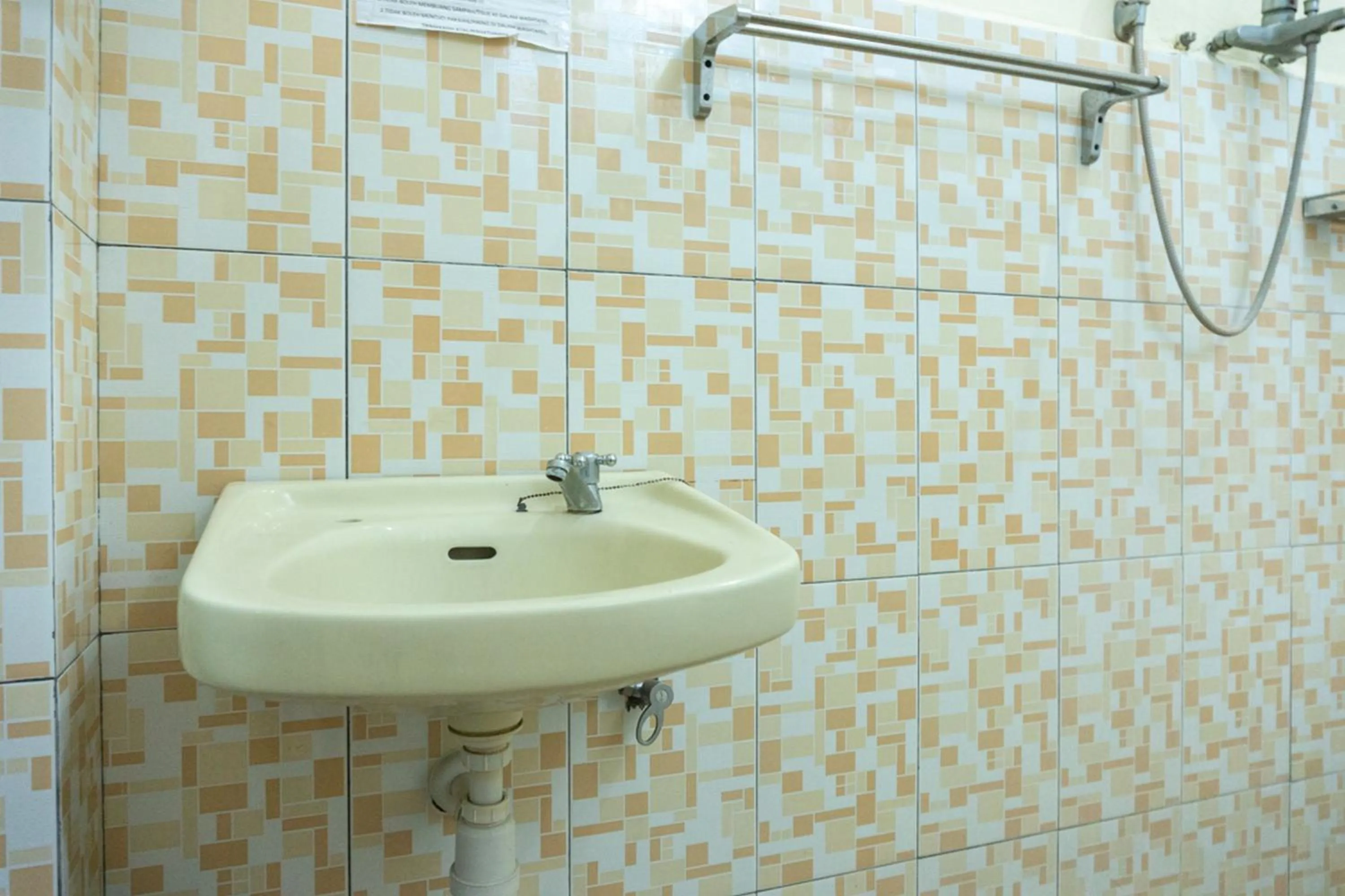 Bathroom in RedDoorz near H. Hasan Aroeboesman Airport