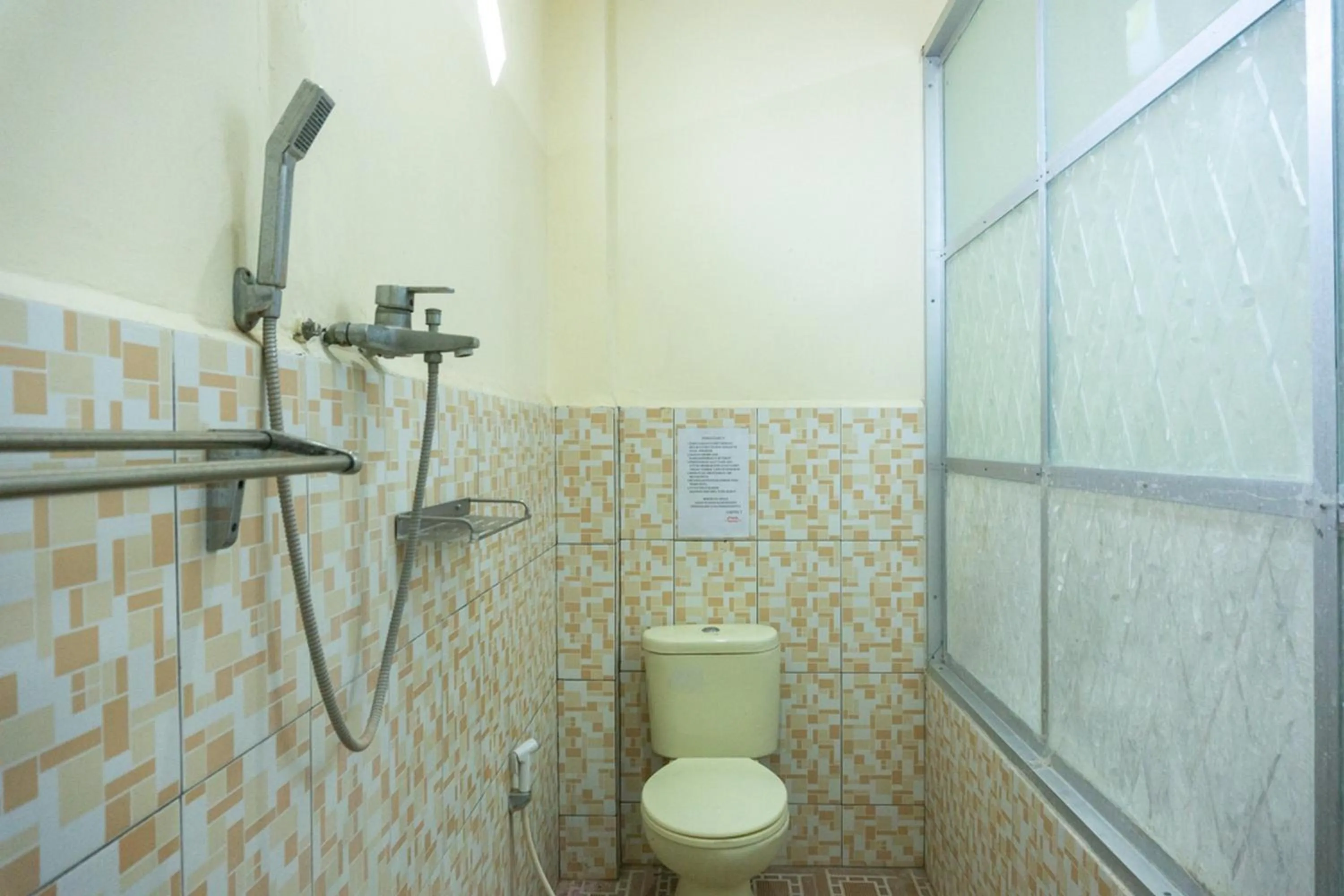 Bathroom in RedDoorz near H. Hasan Aroeboesman Airport