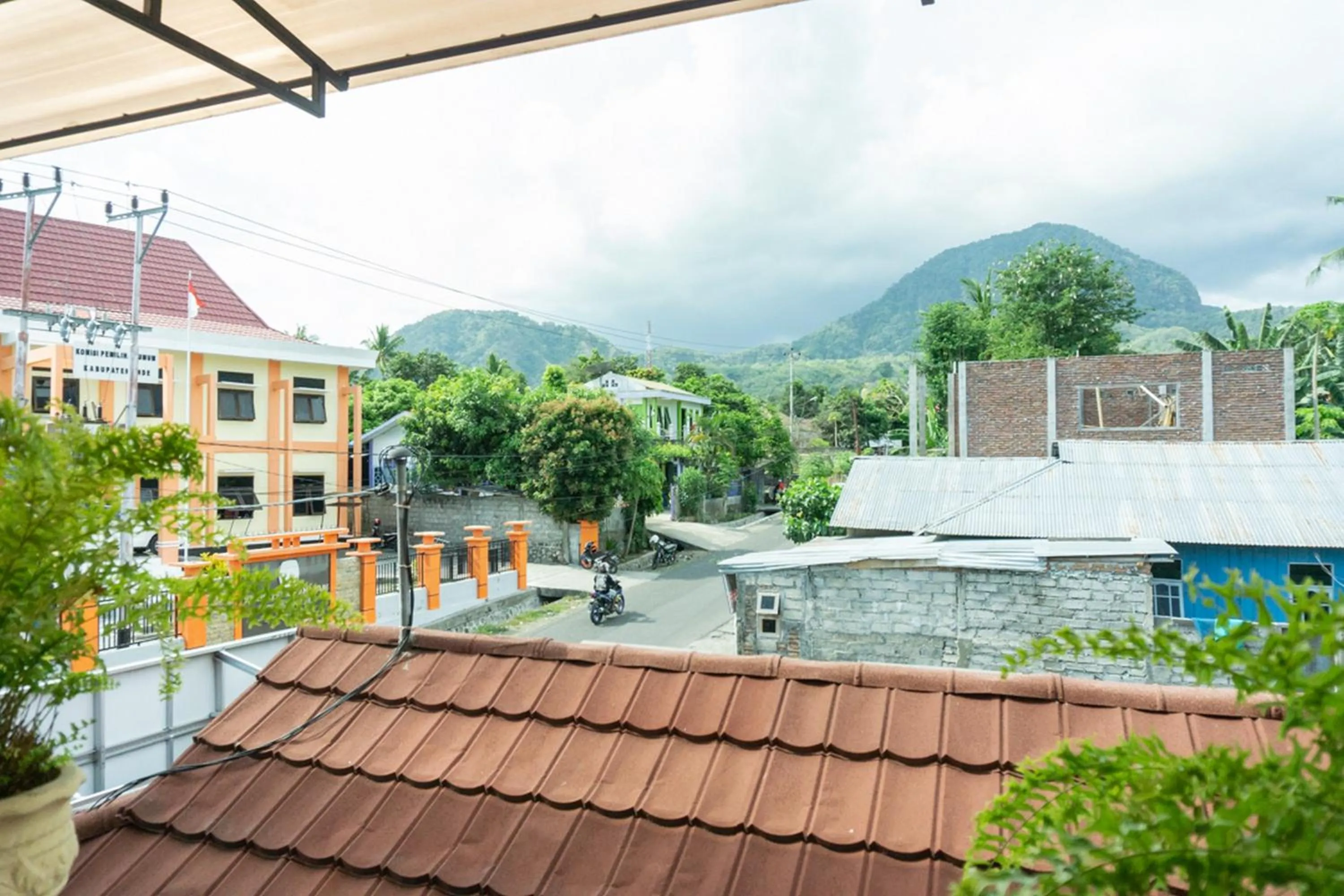 Property building in RedDoorz near H. Hasan Aroeboesman Airport