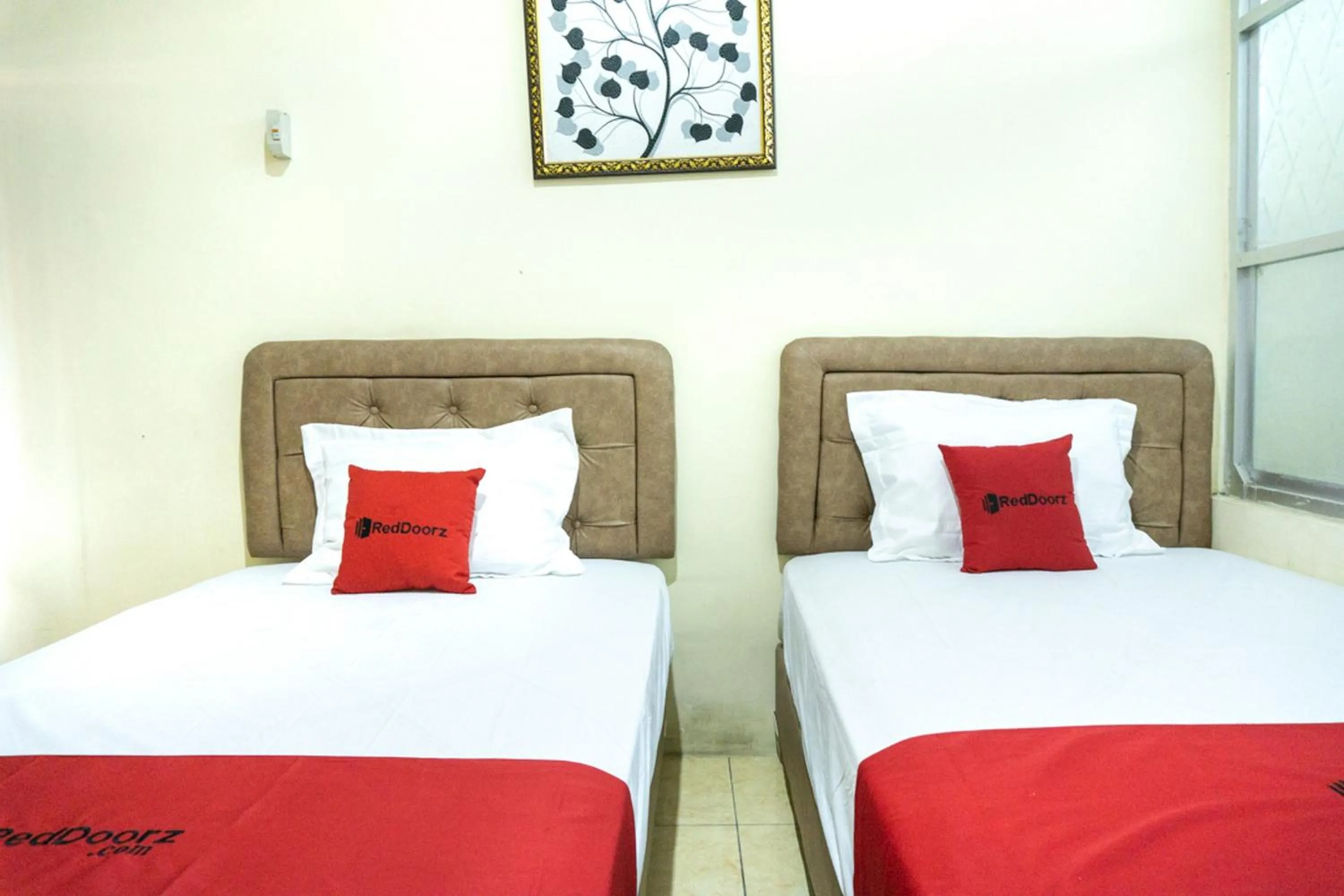 Bedroom, Bed in RedDoorz near H. Hasan Aroeboesman Airport