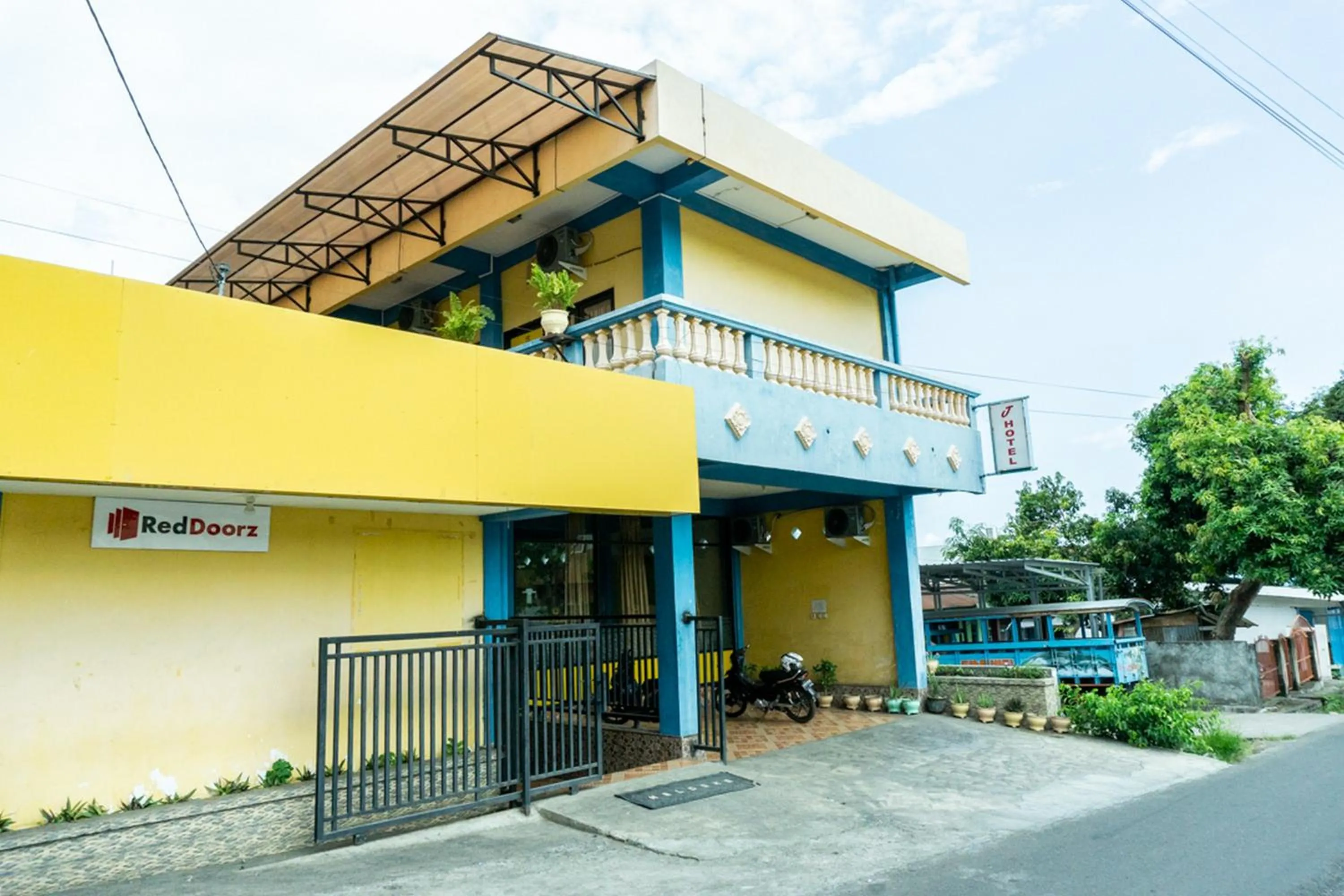 Property building in RedDoorz near H. Hasan Aroeboesman Airport