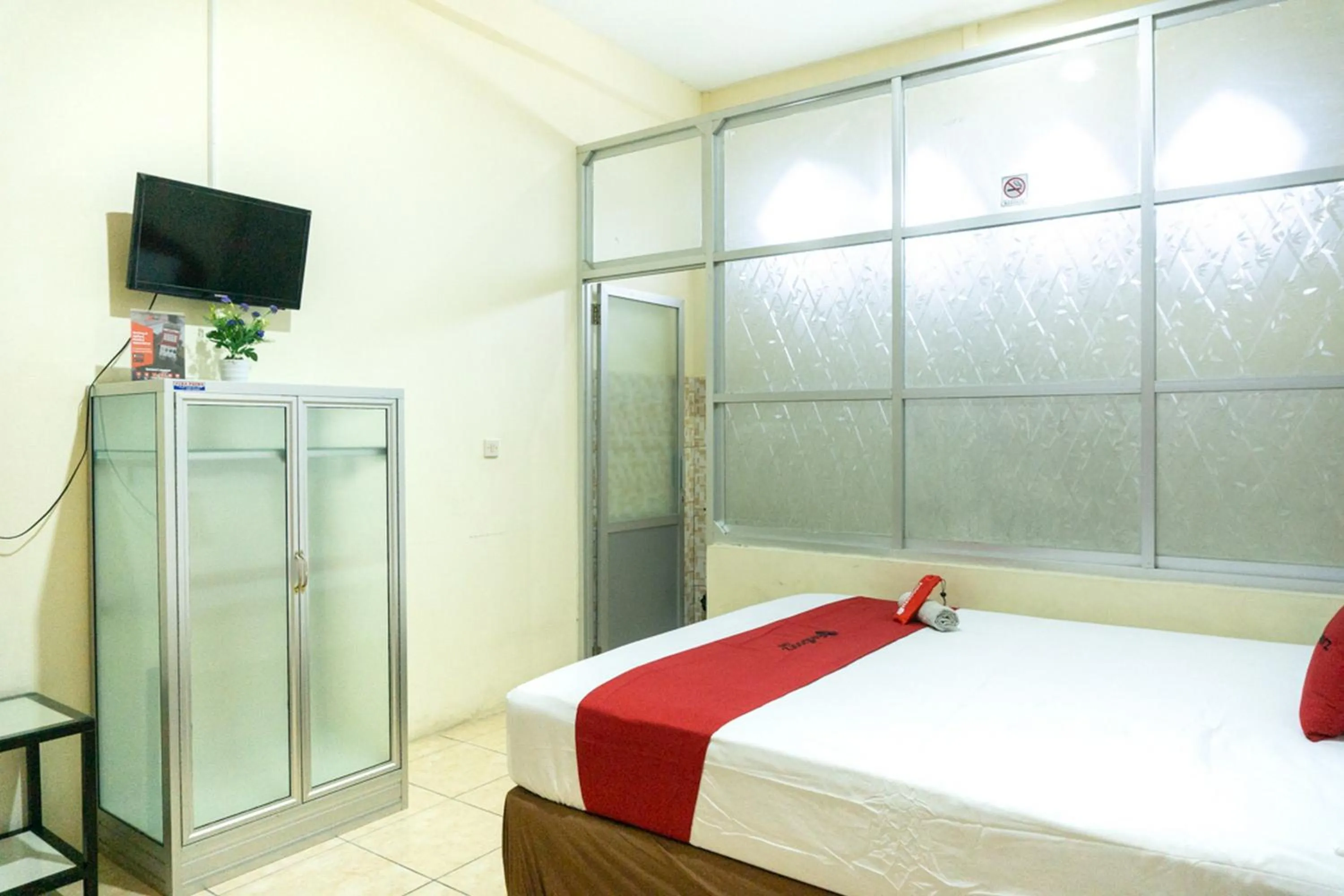 Bedroom, Bed in RedDoorz near H. Hasan Aroeboesman Airport