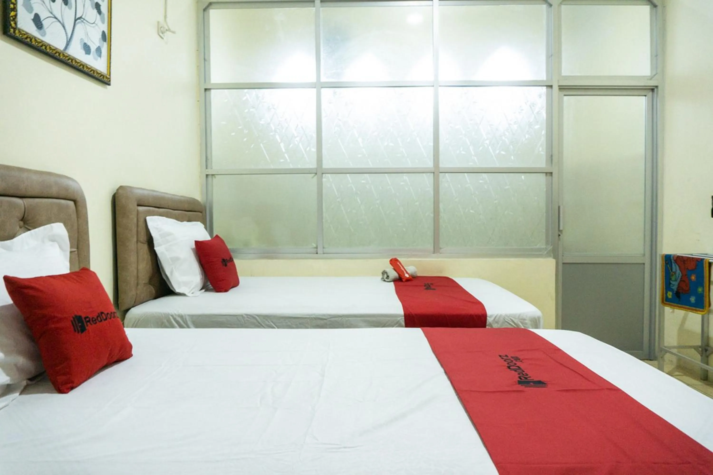 Bedroom, Bed in RedDoorz near H. Hasan Aroeboesman Airport