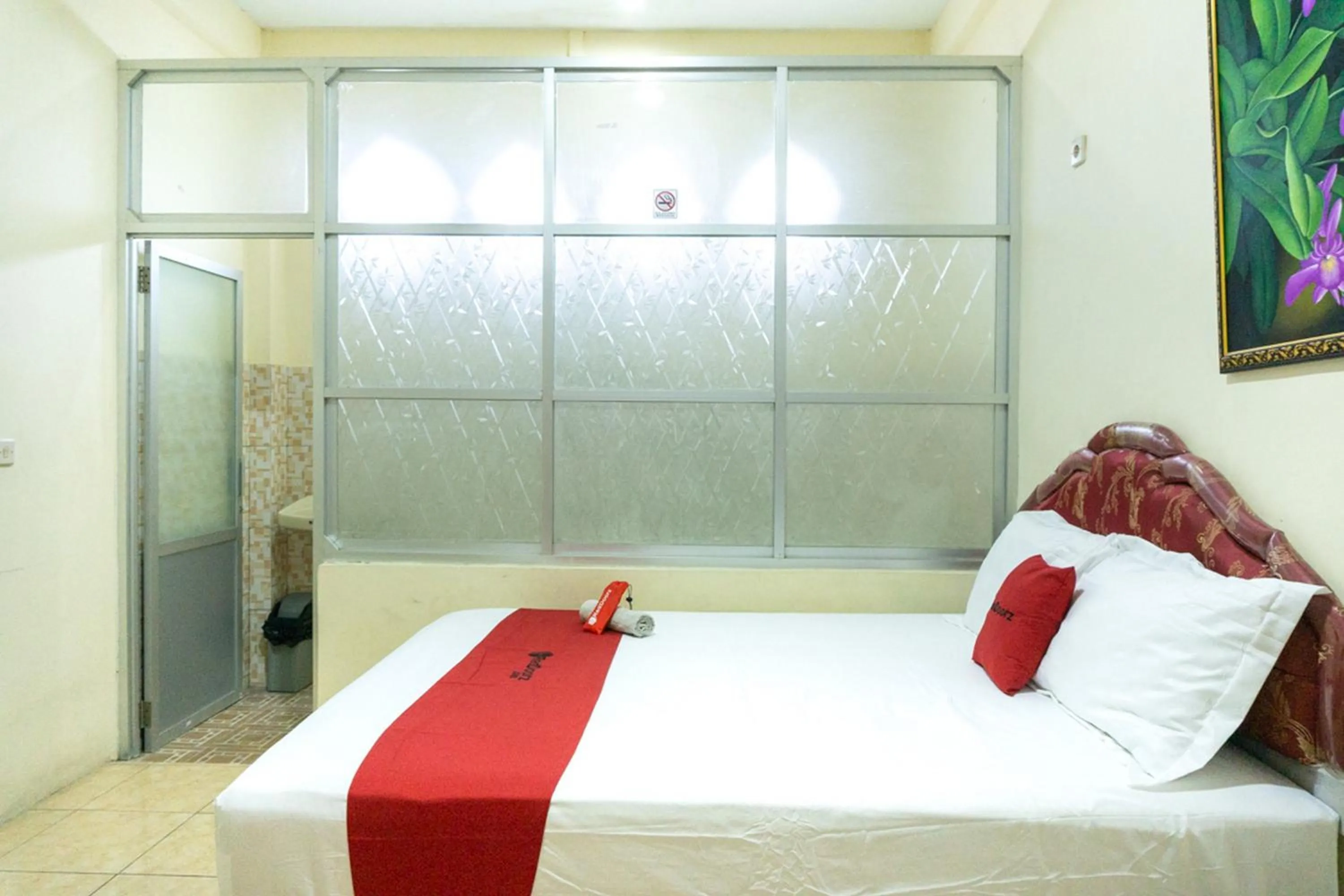 Bedroom, Bed in RedDoorz near H. Hasan Aroeboesman Airport