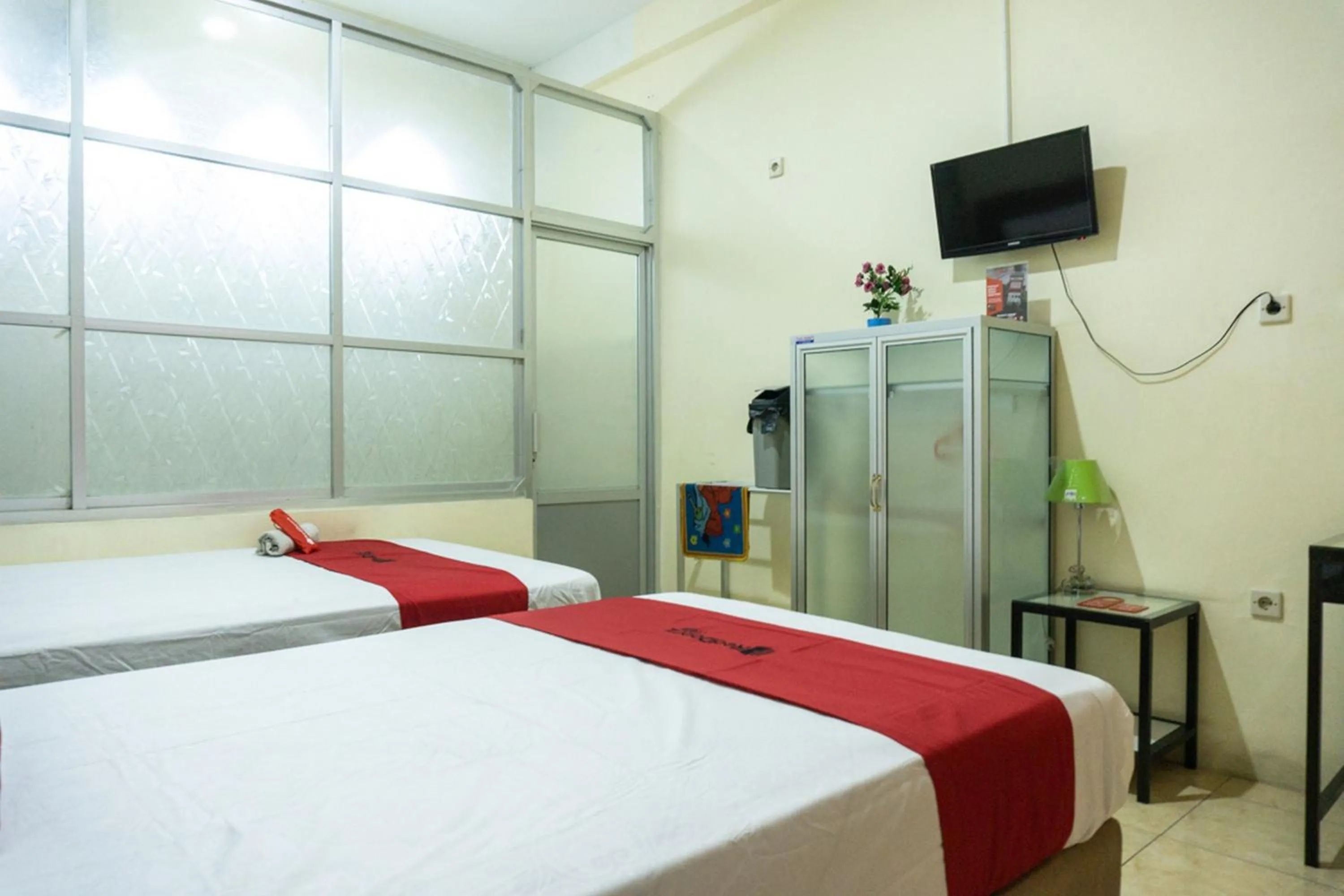 Bedroom, Bed in RedDoorz near H. Hasan Aroeboesman Airport