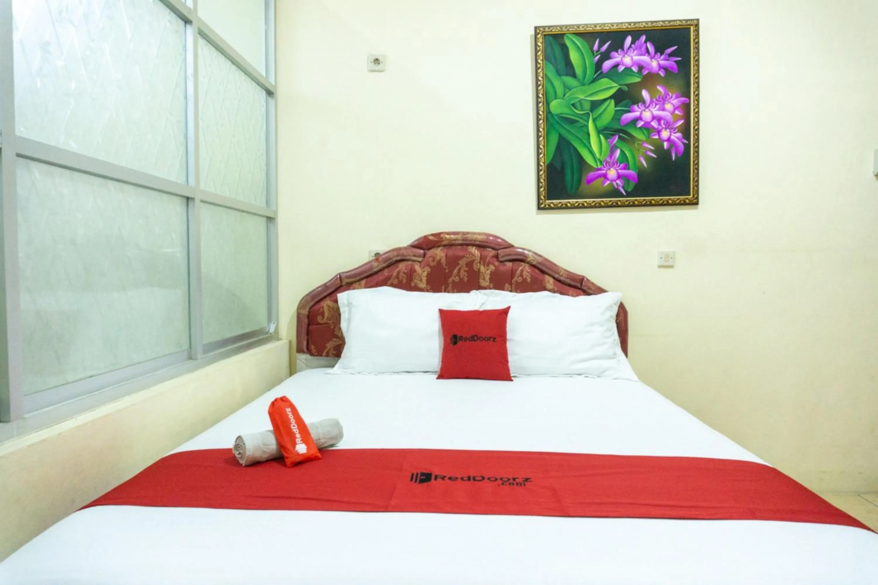 Bedroom, Bed in RedDoorz near H. Hasan Aroeboesman Airport