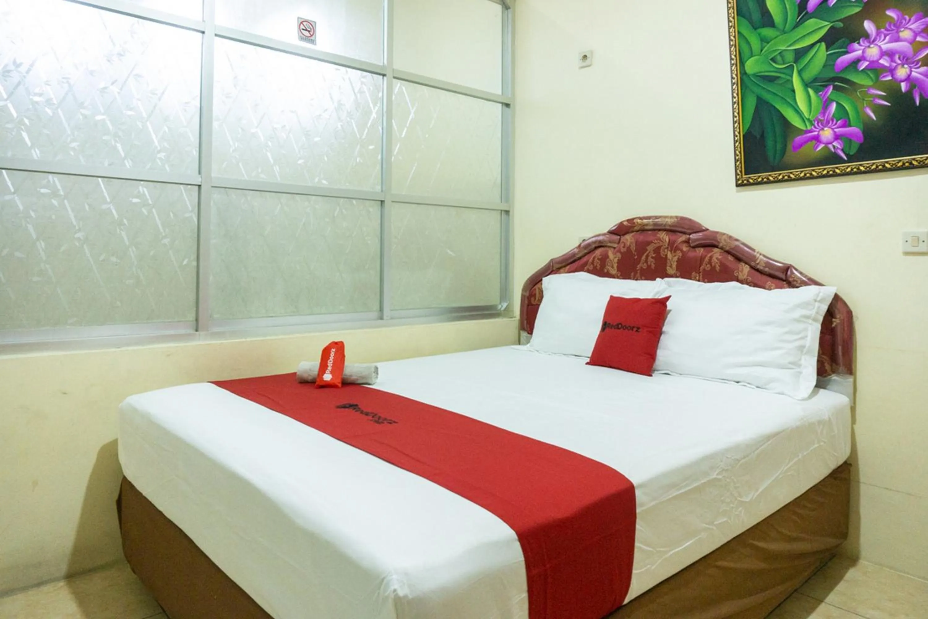 Bedroom, Bed in RedDoorz near H. Hasan Aroeboesman Airport