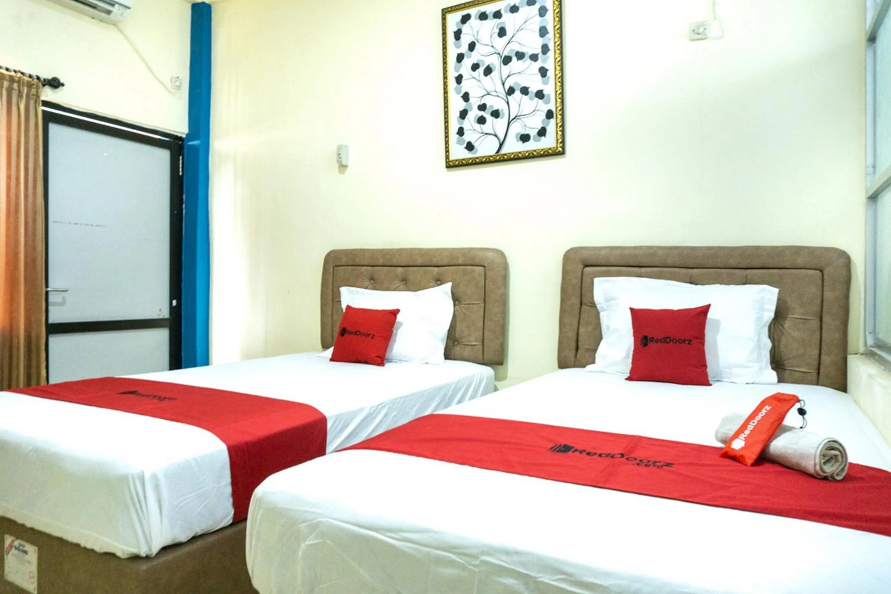 Bedroom, Bed in RedDoorz near H. Hasan Aroeboesman Airport