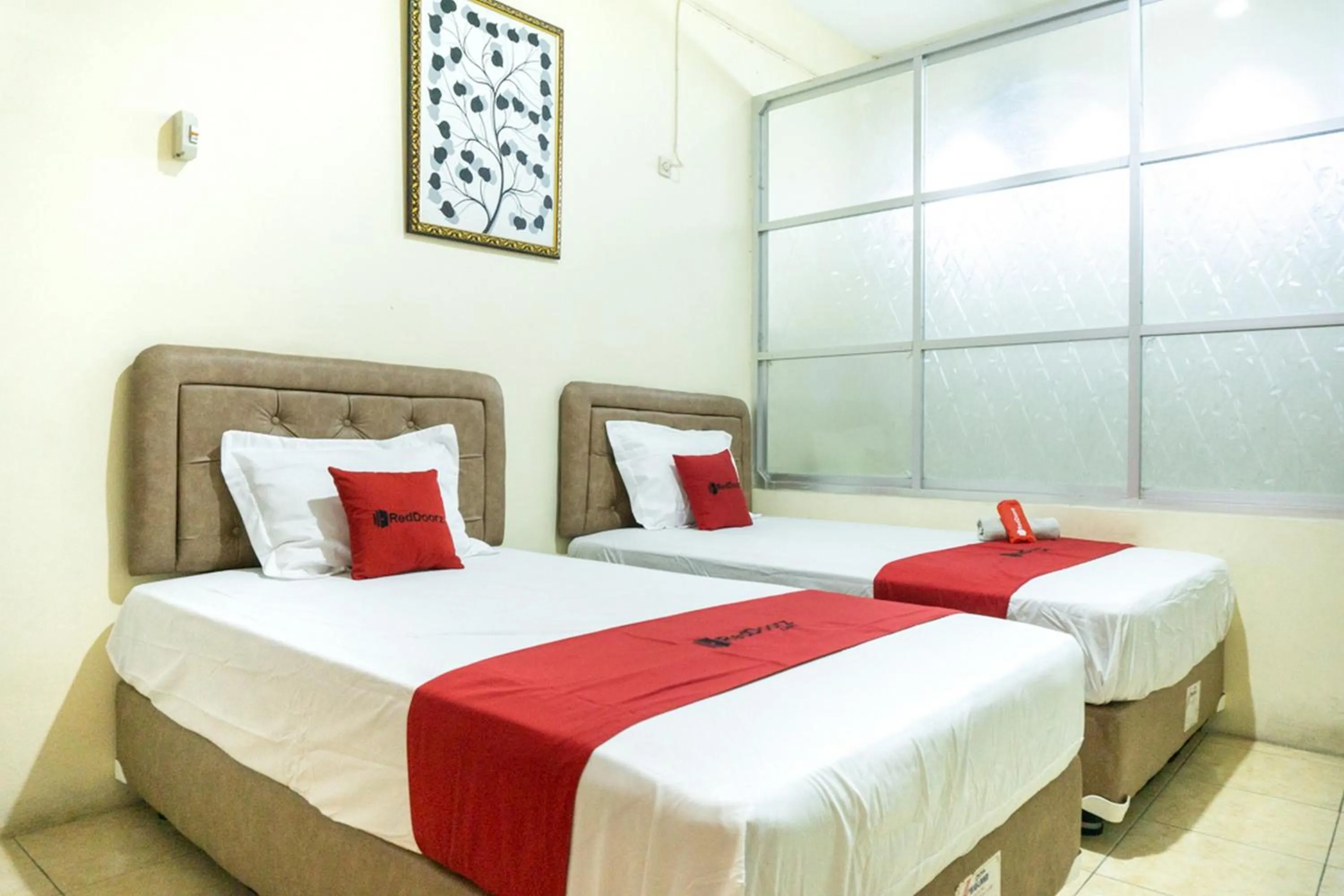 Bedroom, Bed in RedDoorz near H. Hasan Aroeboesman Airport