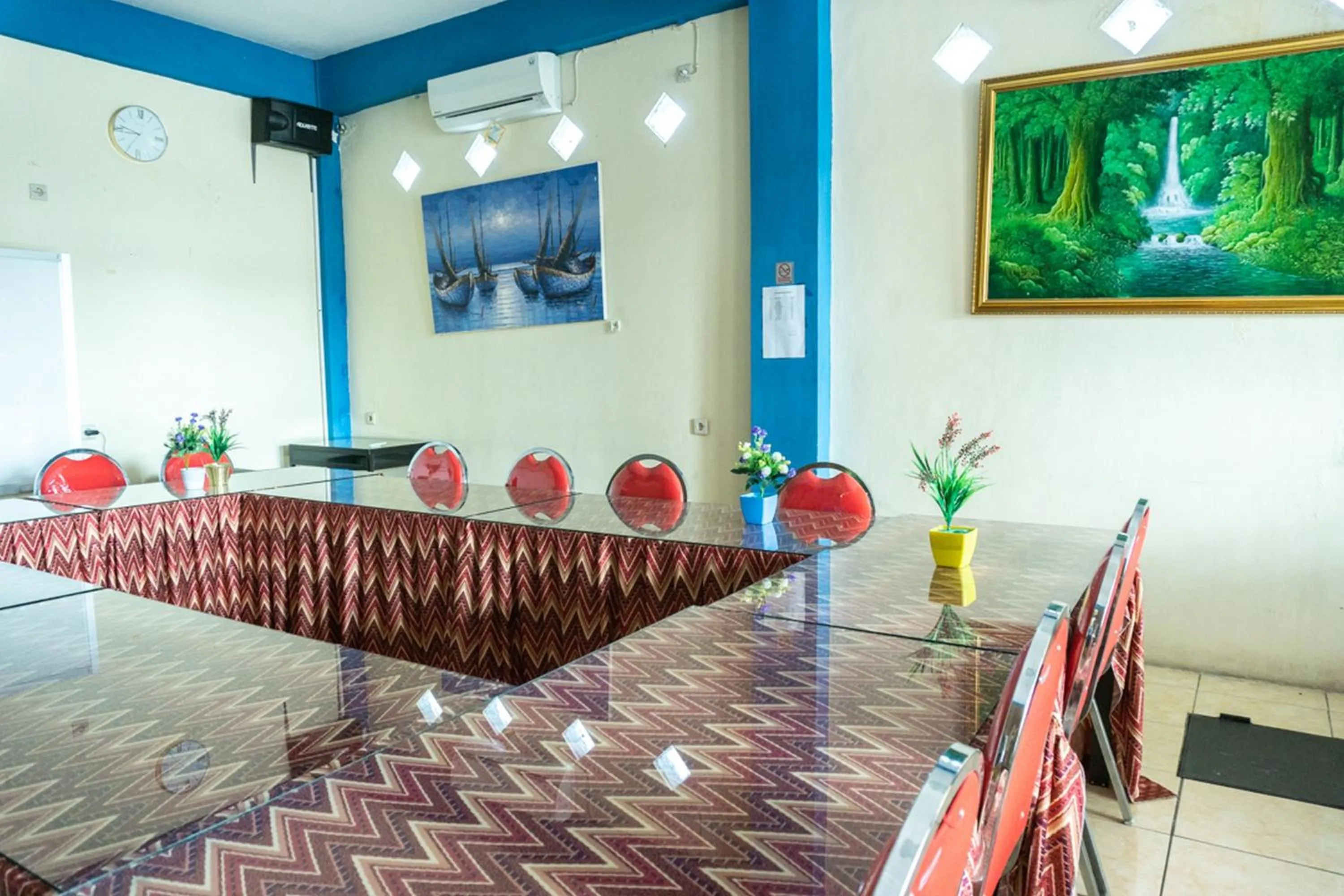 Meeting/conference room in RedDoorz near H. Hasan Aroeboesman Airport