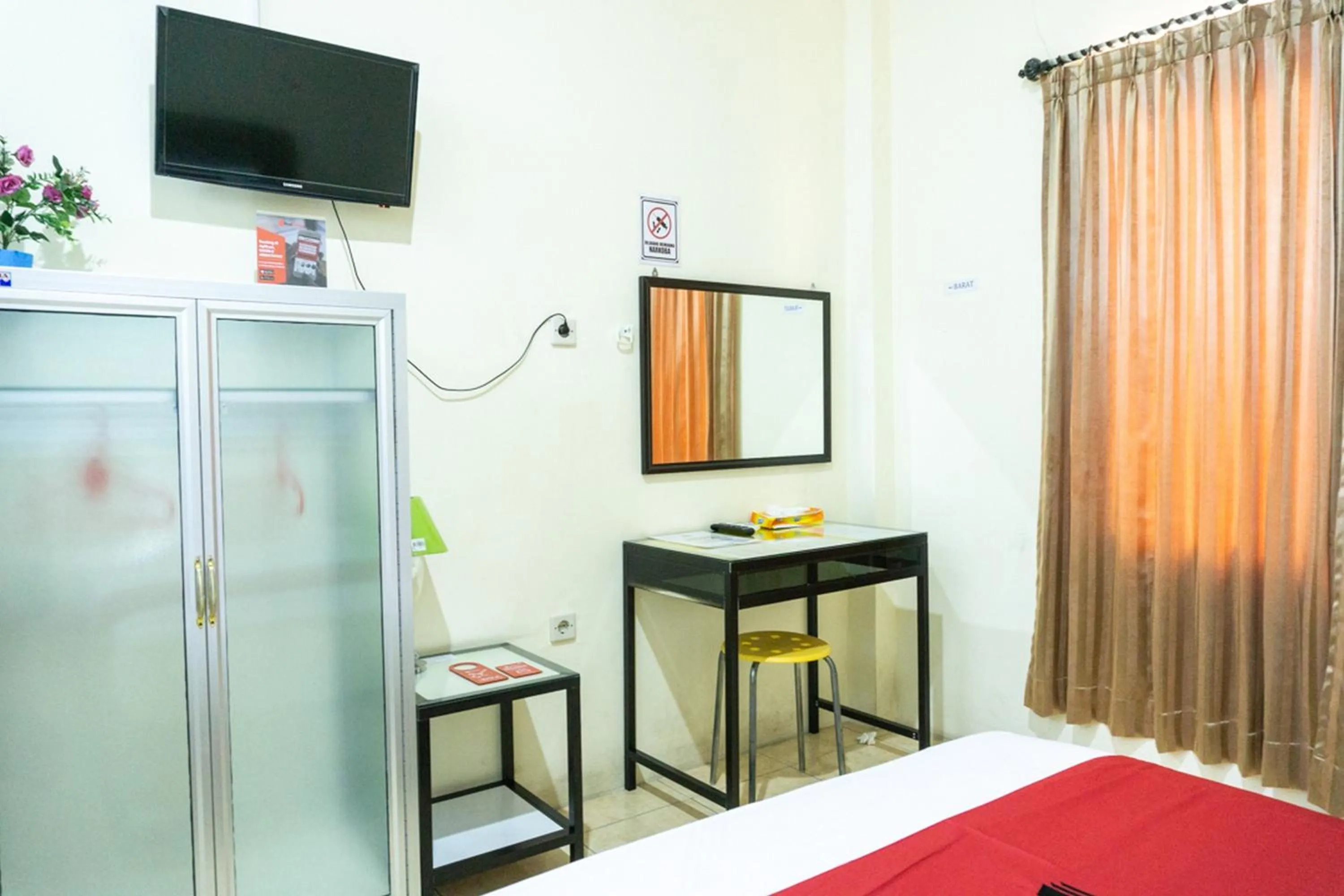 Bedroom, Bed in RedDoorz near H. Hasan Aroeboesman Airport