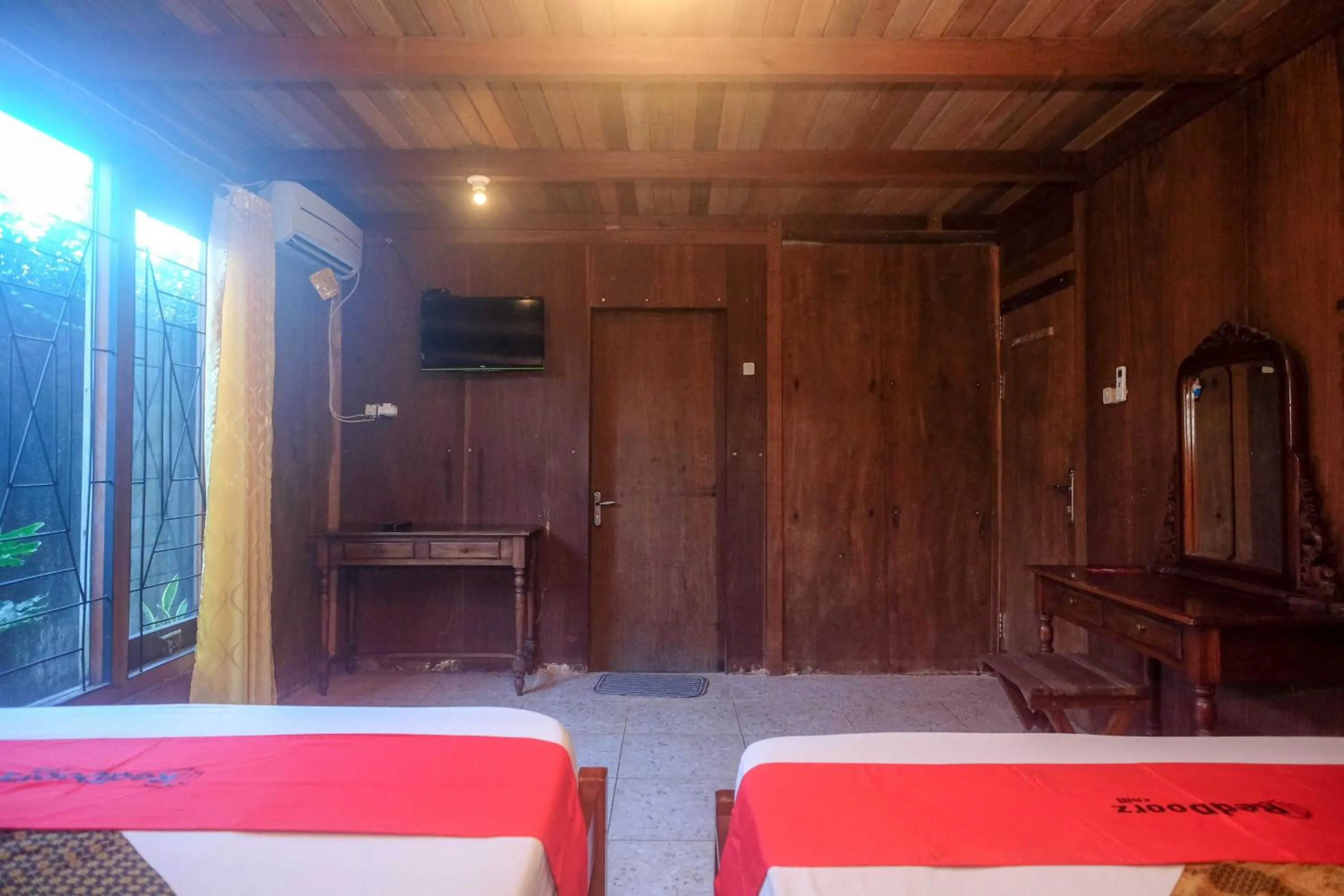 Bedroom in RedDoorz at Omah Kayu Homestay Yogyakarta