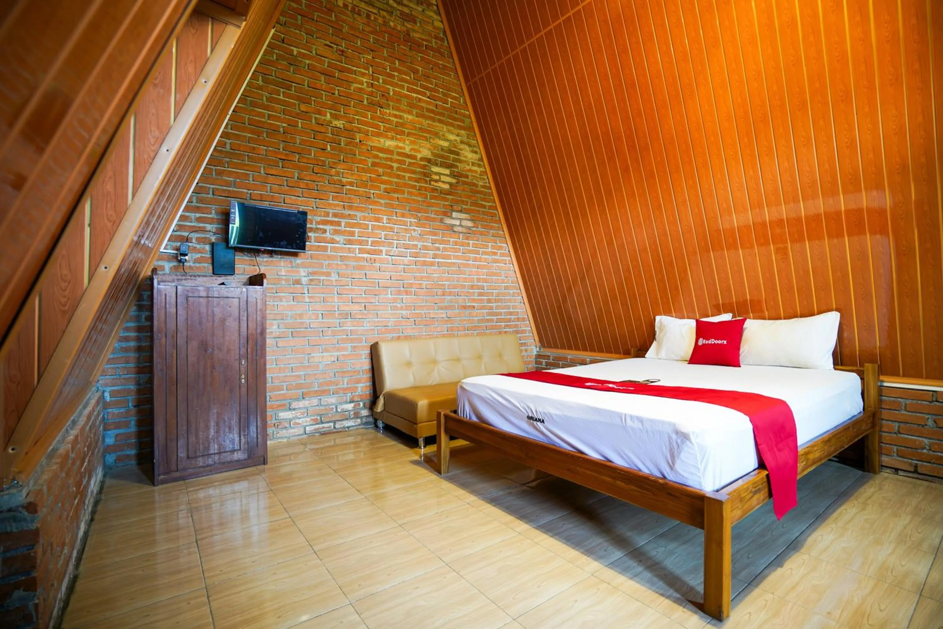 Bedroom, Bed in RedDoorz at Omah Kayu Homestay Yogyakarta