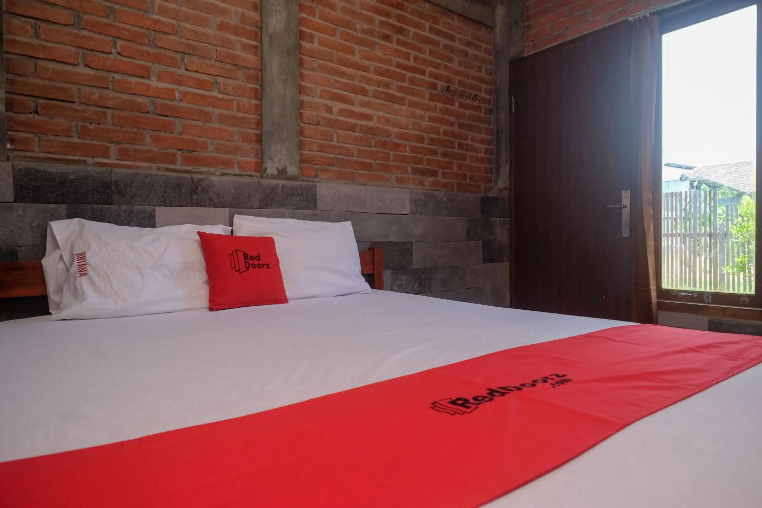 Bedroom, Bed in RedDoorz at Omah Kayu Homestay Yogyakarta